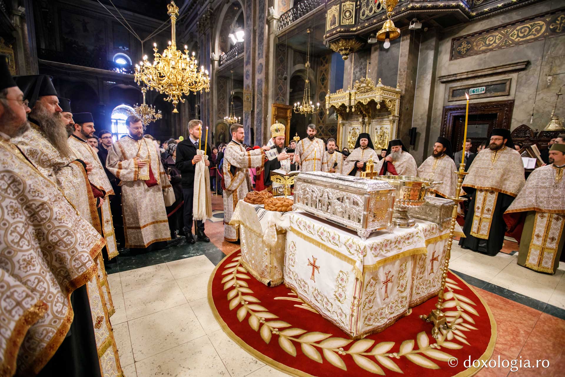 (Foto) Priveghere la sărbătoarea Bunei VestiriUltimul parastas pentru Mitropolitul Iosif cel Milostiv și pentru Moș Gheorghe Lazăr