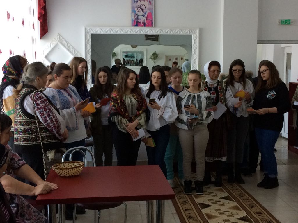 Mărţişoare şi daruri bătrânilor din Piatra Neamţ