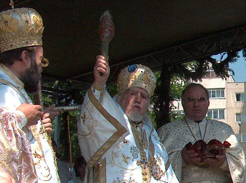 Parastas pentru Episcopul Ioachim Mareş, la Huşi