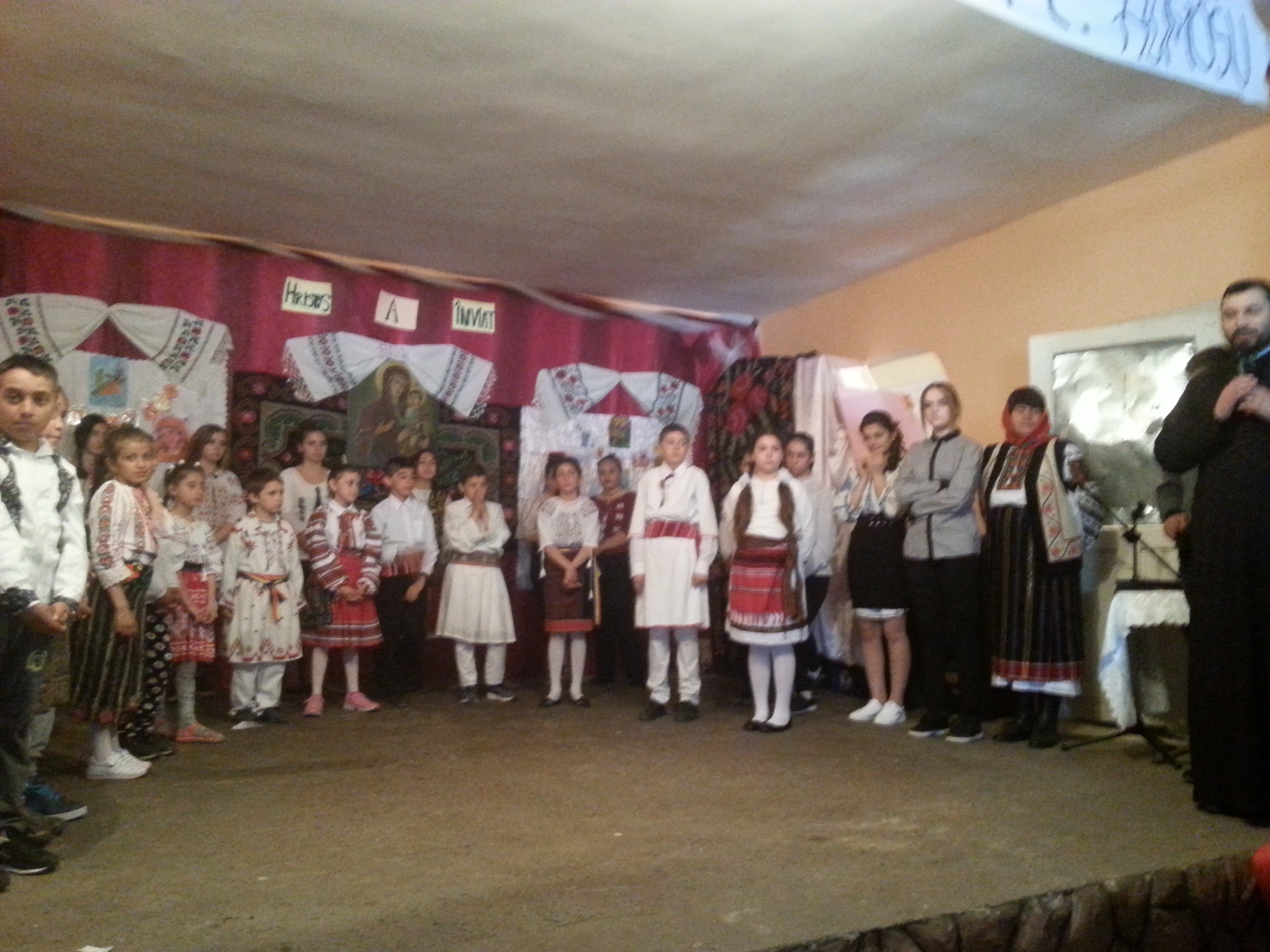 Spectacol pus în scenă de membrii ATOR la Humosu