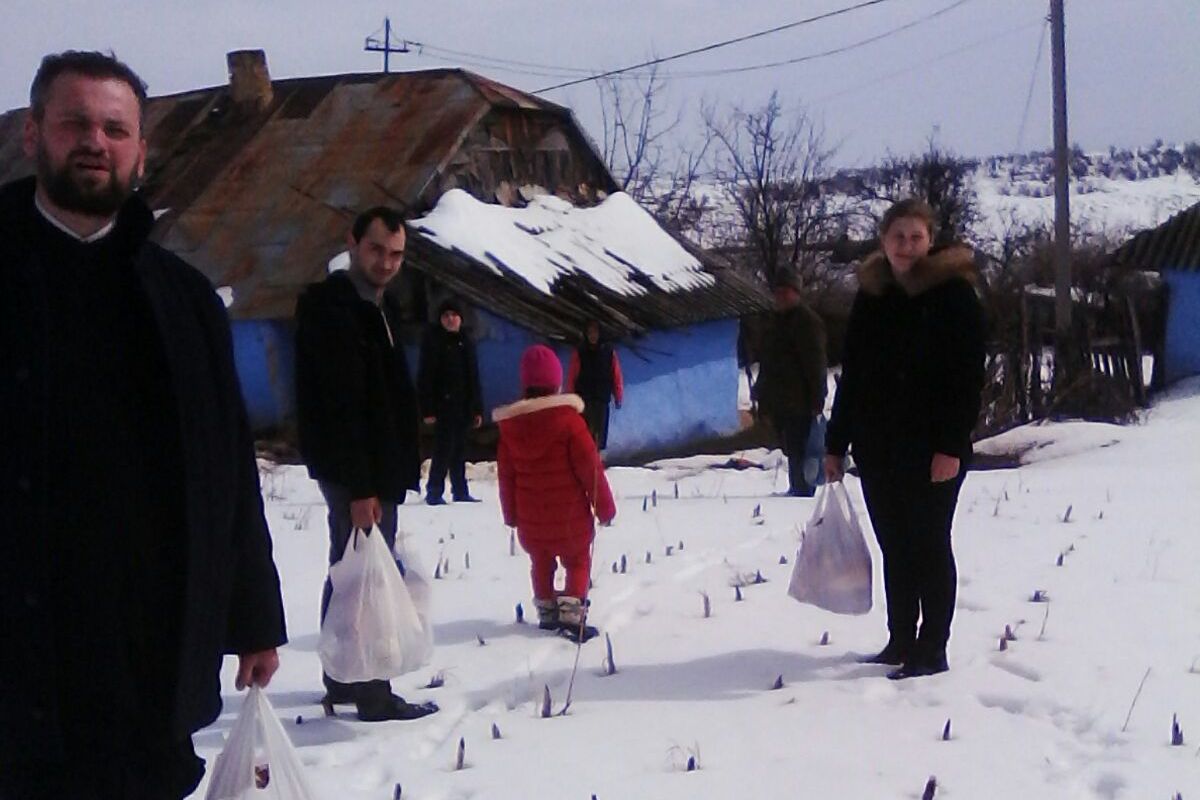 Tinerii din Bocniţa, alături de bătrânii nevoiaşi