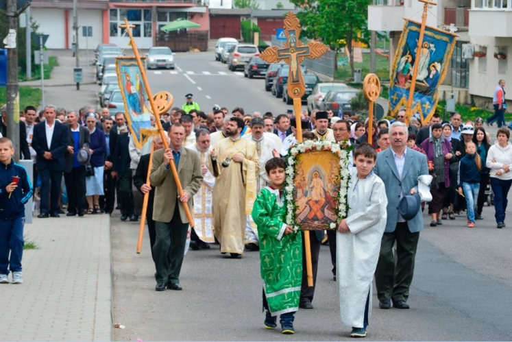 Procesiunea „Calea Luminii“ în oraşul Moineşti