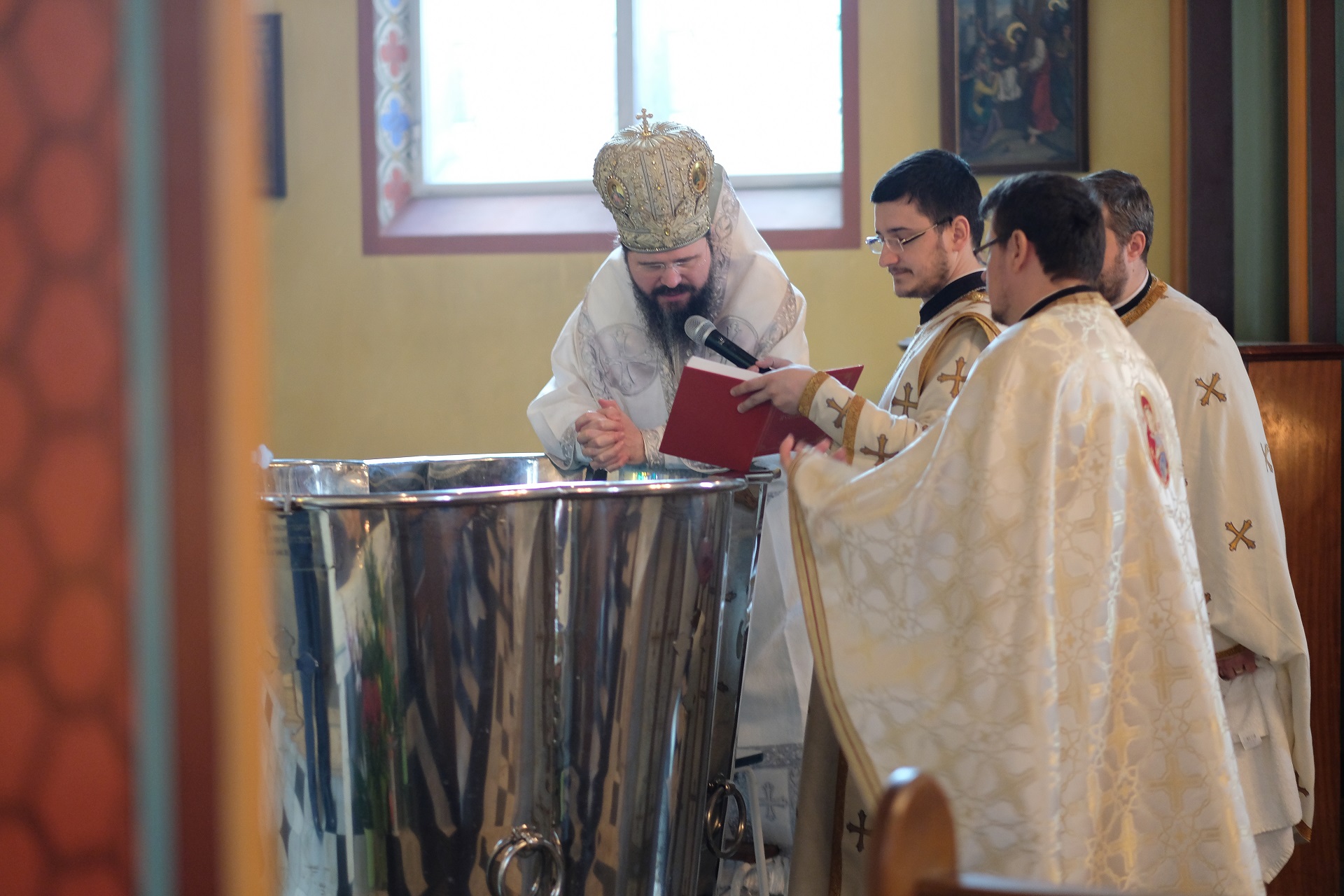 „Să ne iubim unii pe alții, așa cum ne-au iubit părinții și strămoșii noștri, care ne-au lăsat o moștenire de cinste, plătită cu sânge” „Să ne iubim unii pe alții, așa cum ne-au iubit părinții și strămoșii noștri, care ne-au lăsat o moștenire de cinste, plătită cu sânge”