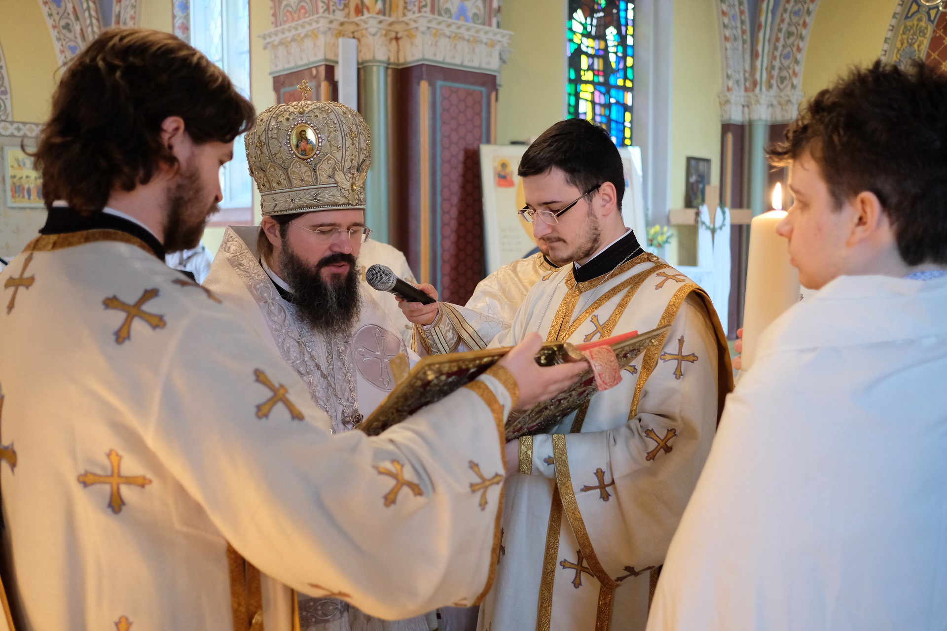 „Să ne iubim unii pe alții, așa cum ne-au iubit părinții și strămoșii noștri, care ne-au lăsat o moștenire de cinste, plătită cu sânge” „Să ne iubim unii pe alții, așa cum ne-au iubit părinții și strămoșii noștri, care ne-au lăsat o moștenire de cinste, plătită cu sânge”