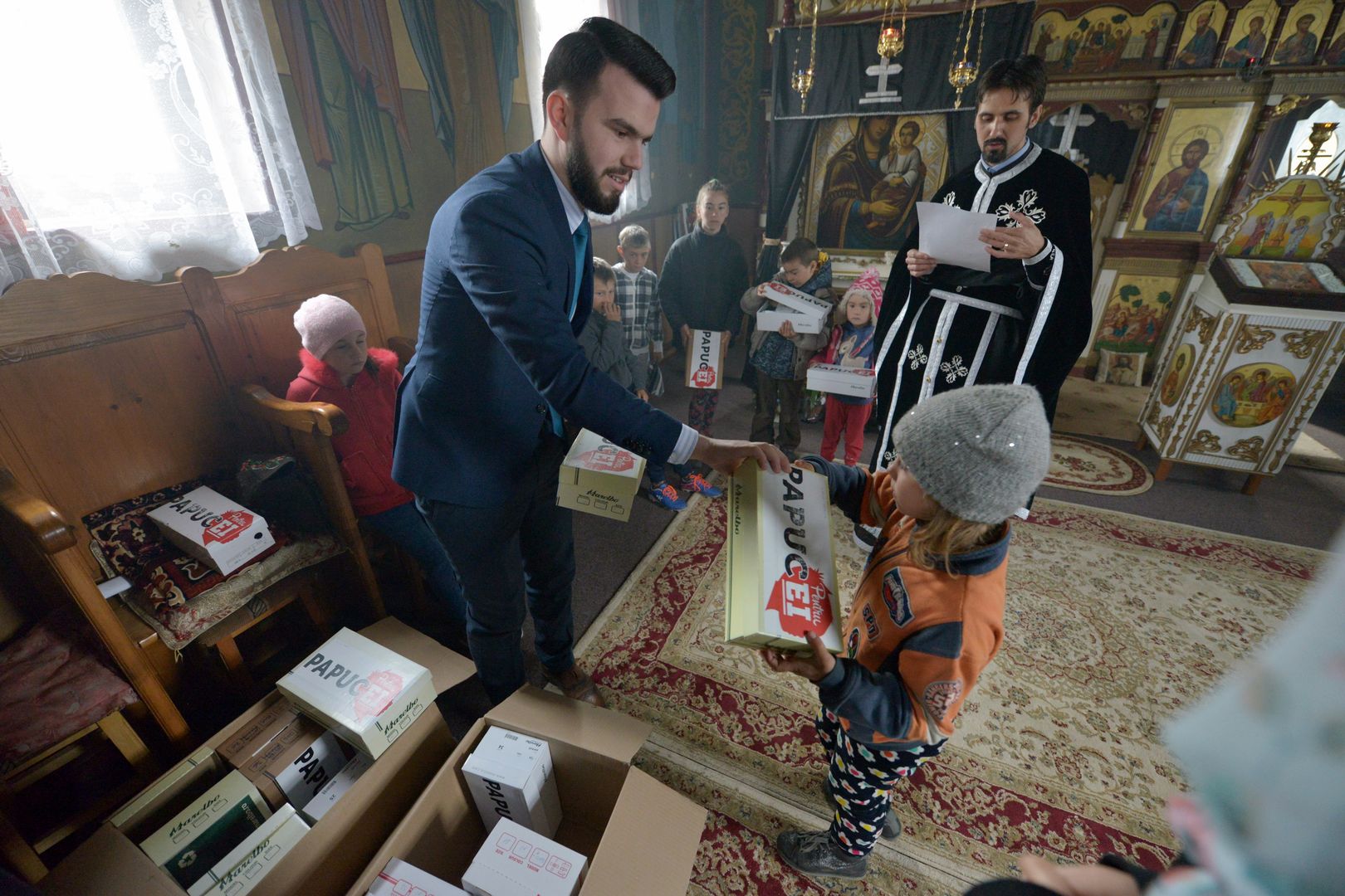 „Cutia cu papucei pentru ei“ în Şendreni - „Am fost copleşiţi de zâmbete calde, chipuri luminoase şi priviri inocente“