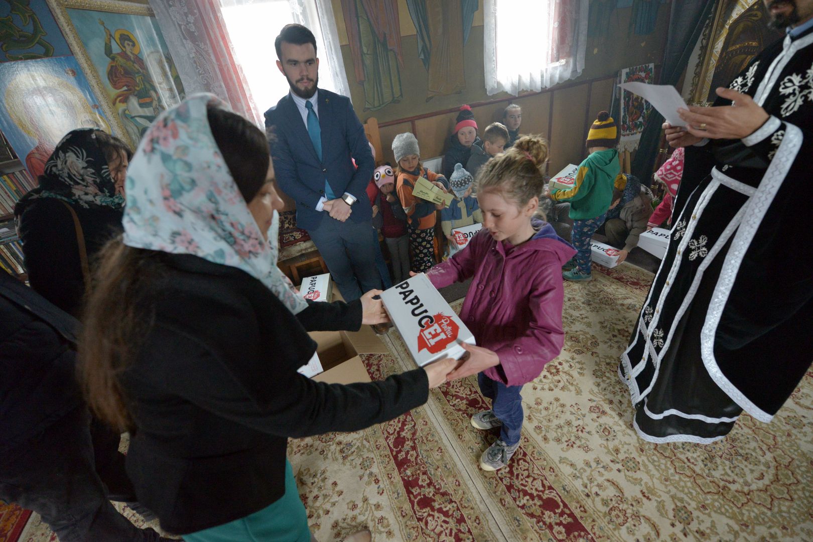 „Cutia cu papucei pentru ei“ în Şendreni - „Am fost copleşiţi de zâmbete calde, chipuri luminoase şi priviri inocente“