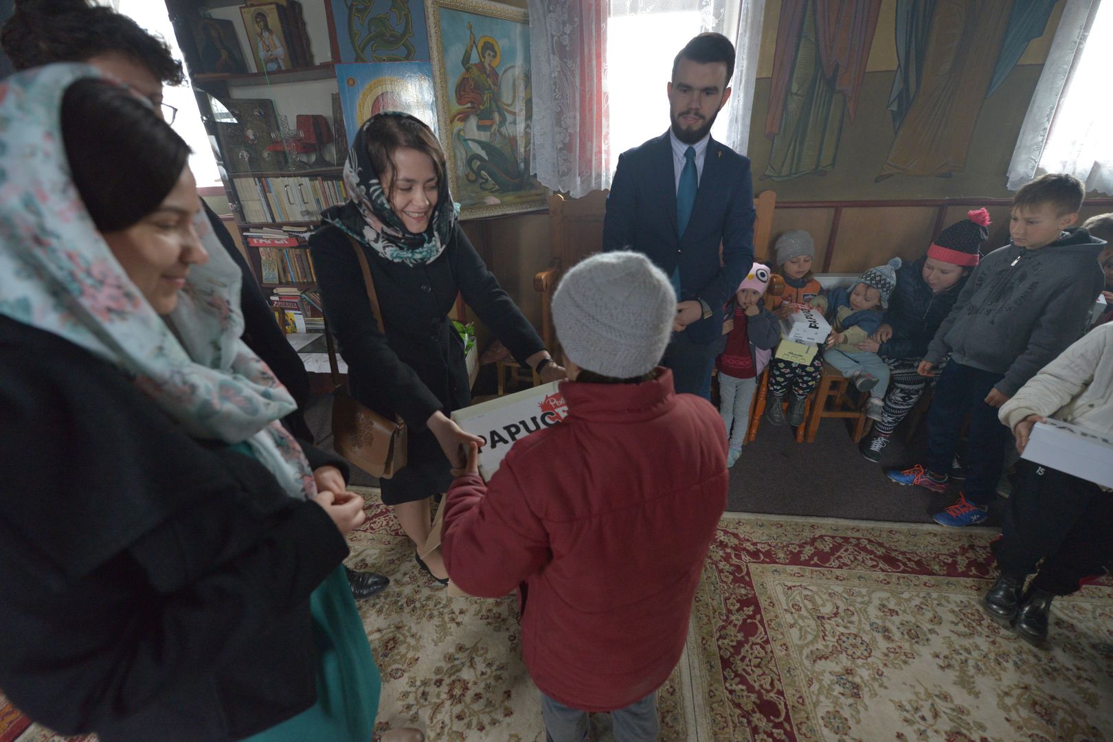 „Cutia cu papucei pentru ei“ în Şendreni - „Am fost copleşiţi de zâmbete calde, chipuri luminoase şi priviri inocente“