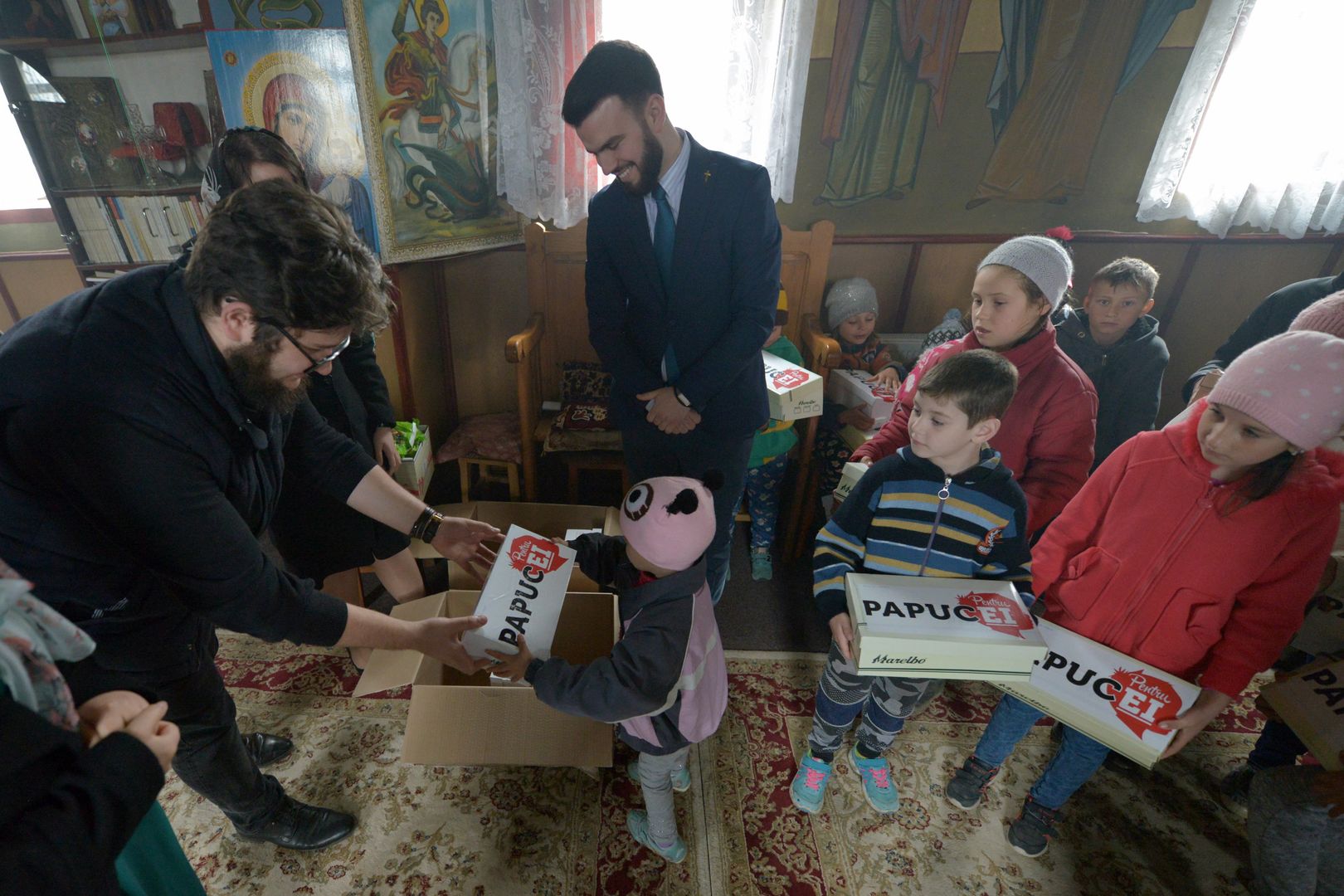 „Cutia cu papucei pentru ei“ în Şendreni - „Am fost copleşiţi de zâmbete calde, chipuri luminoase şi priviri inocente“