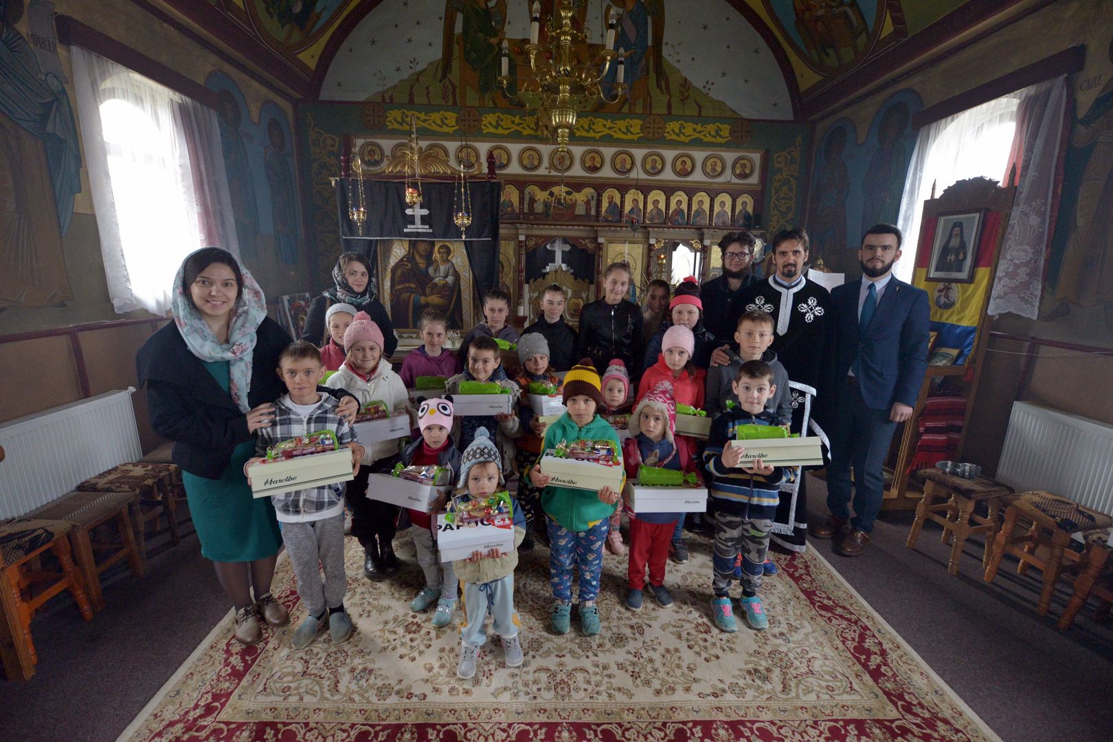 „Cutia cu papucei pentru ei“ în Şendreni - „Am fost copleşiţi de zâmbete calde, chipuri luminoase şi priviri inocente“