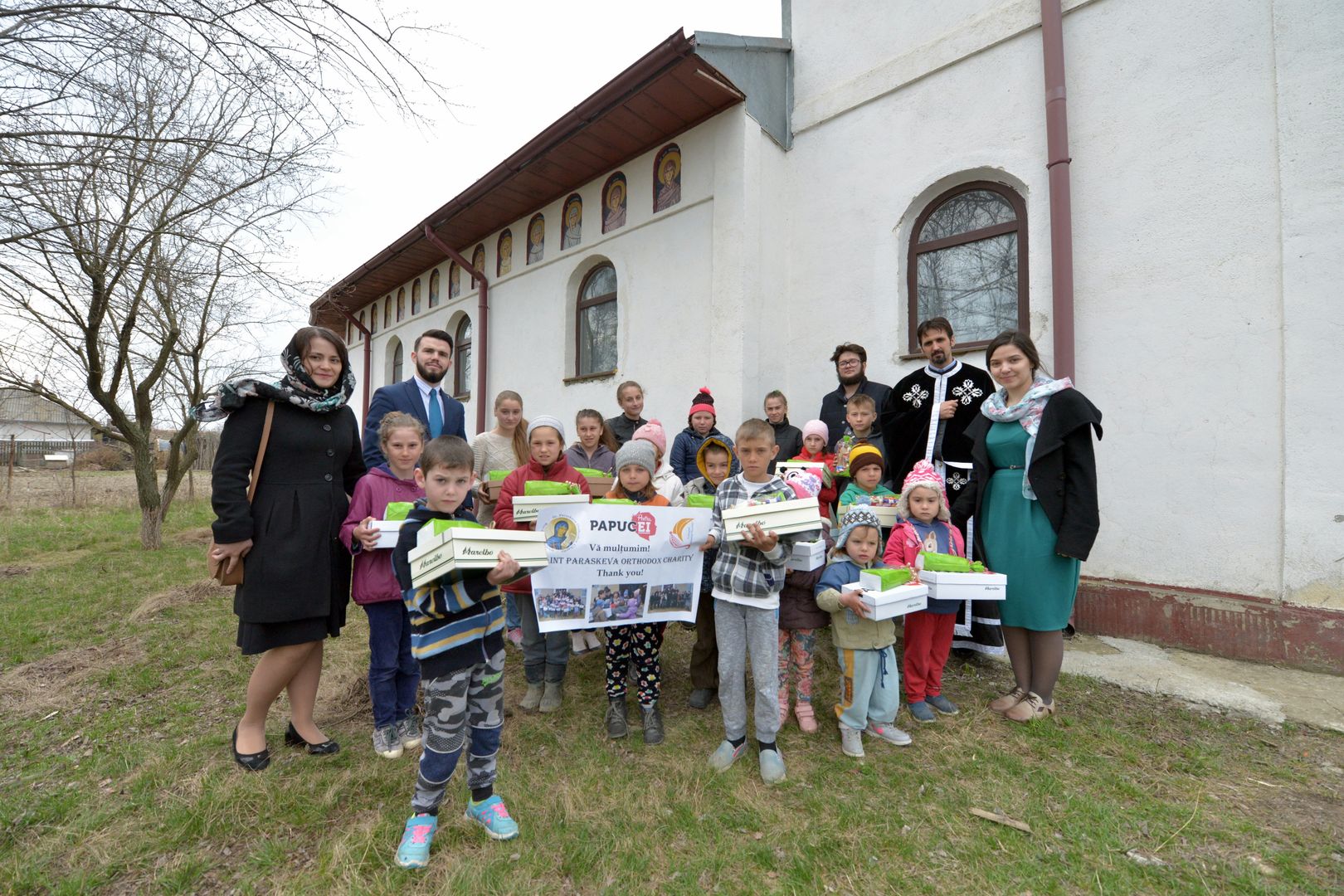 „Cutia cu papucei pentru ei“ în Şendreni - „Am fost copleşiţi de zâmbete calde, chipuri luminoase şi priviri inocente“