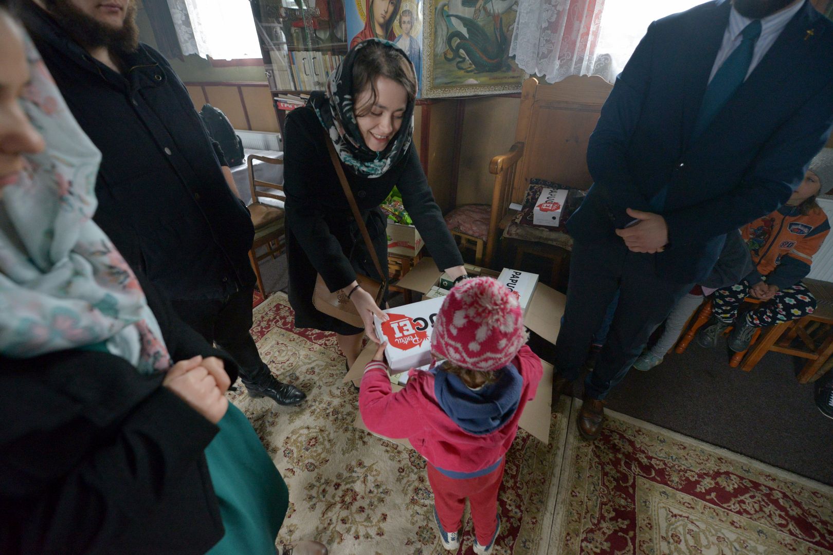 „Cutia cu papucei pentru ei“ în Şendreni - „Am fost copleşiţi de zâmbete calde, chipuri luminoase şi priviri inocente“