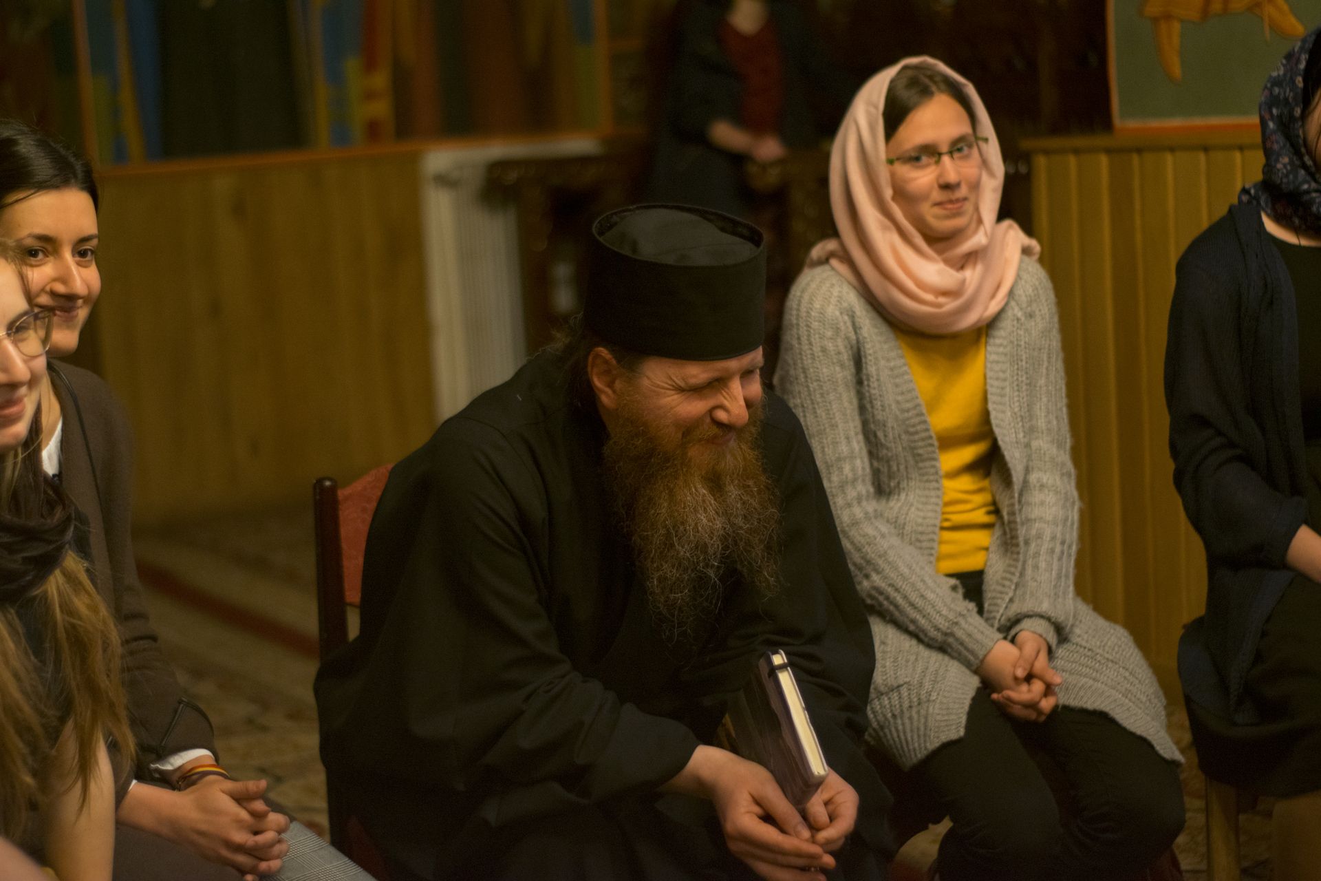 Cum să dobândesc capacitatea de a mă concentra? Tineri în dialog cu părintele Ieremia de la Putna
