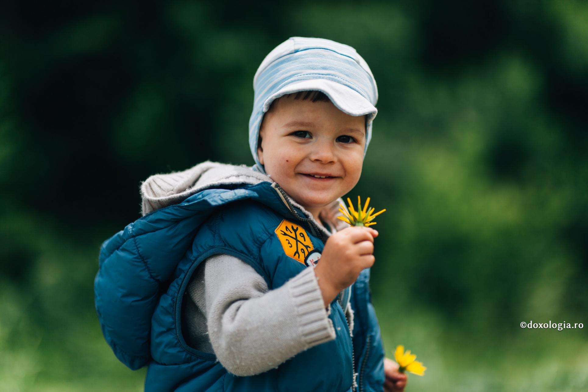 copil cu floare în mână