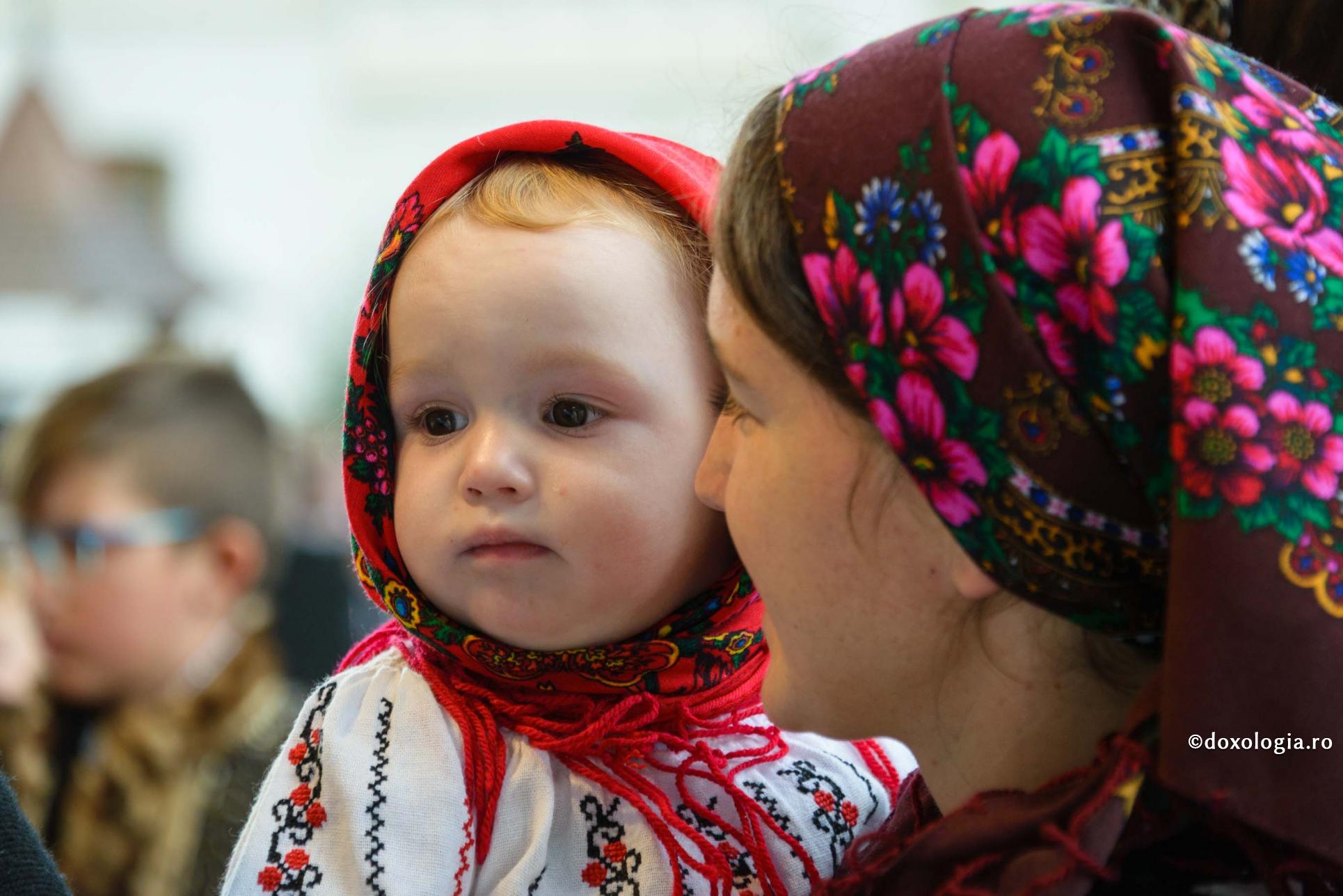 „Știți voi că un copilaș din acela mic când se roagă, trei îngeri stau lângă dânsul? Atâta-i de primită rugăciunea copiilor!” / Foto: Ștefan Cojocariu mamă și fiică îmbrăcate în costum popular