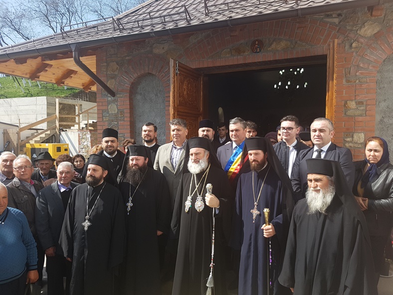 Mii de oameni au înconjurat bisericile de Înviere