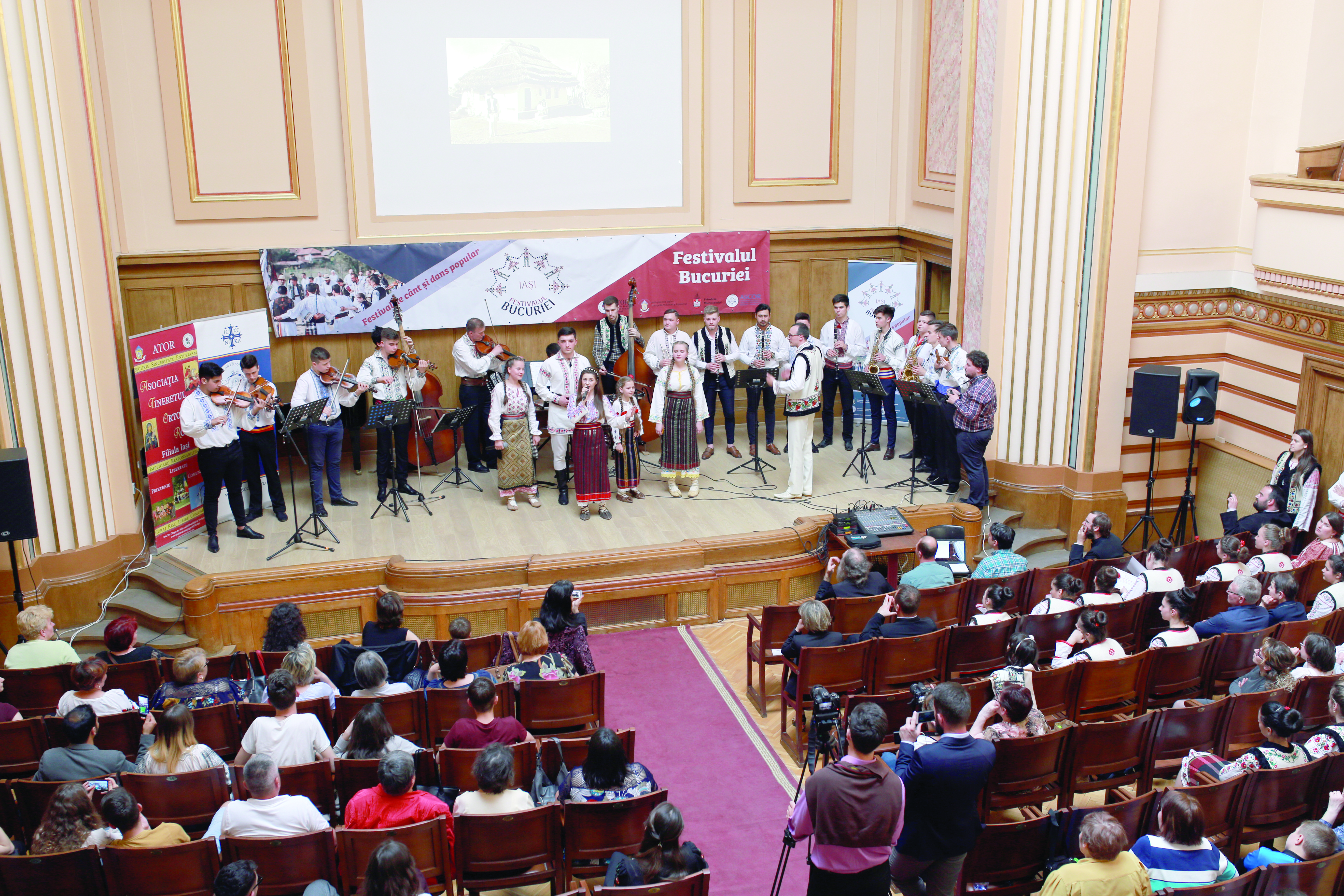 Tinerii s-au întâlnit în Iaşi la „Festivalul bucuriei“