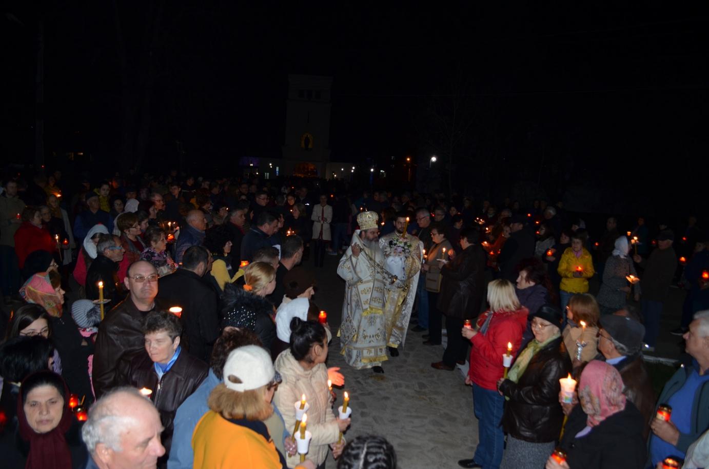 Mii de oameni au înconjurat bisericile de Înviere