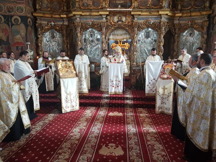 Mii de oameni au înconjurat bisericile de Înviere