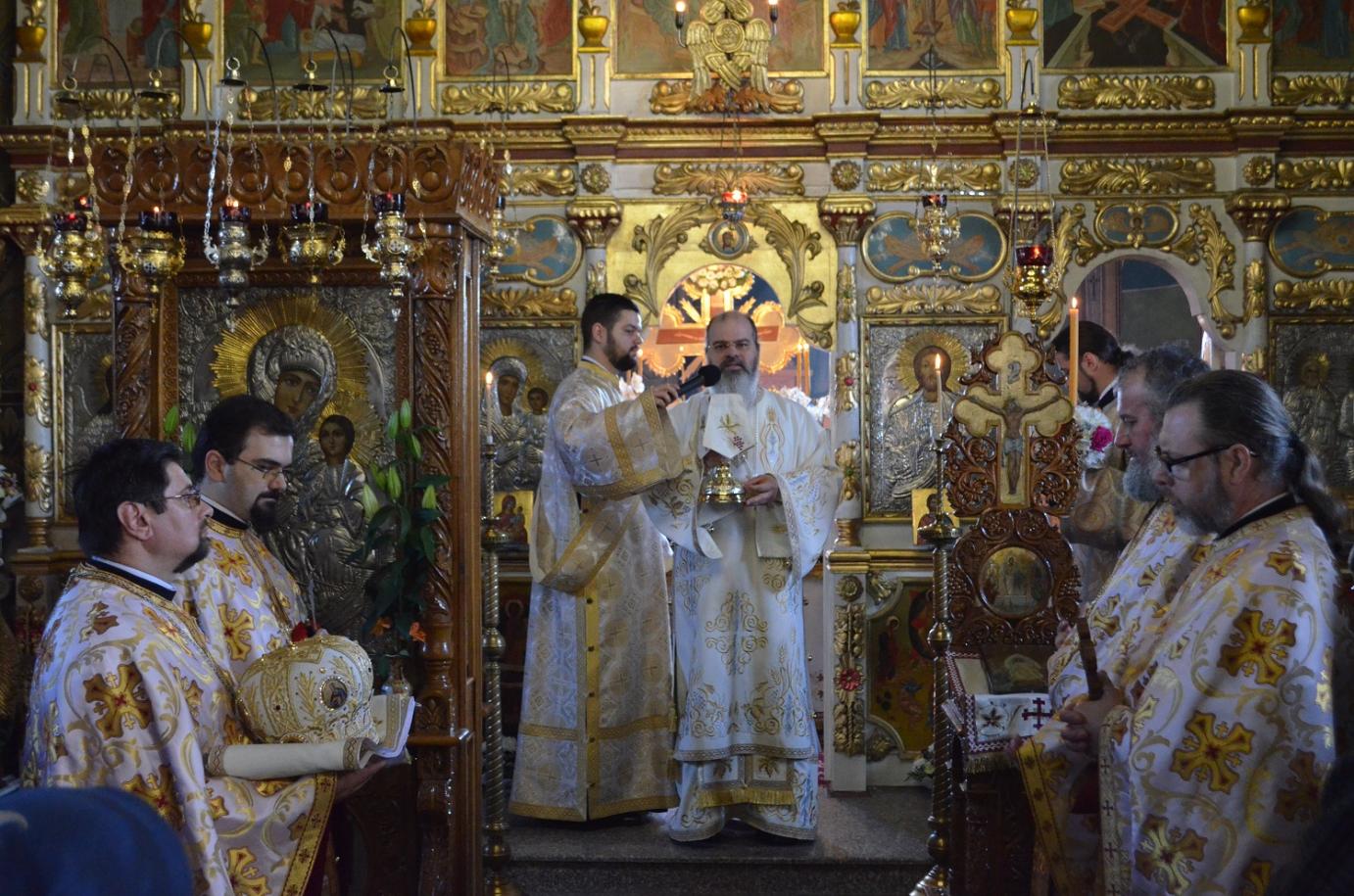 Mii de oameni au înconjurat bisericile de Înviere