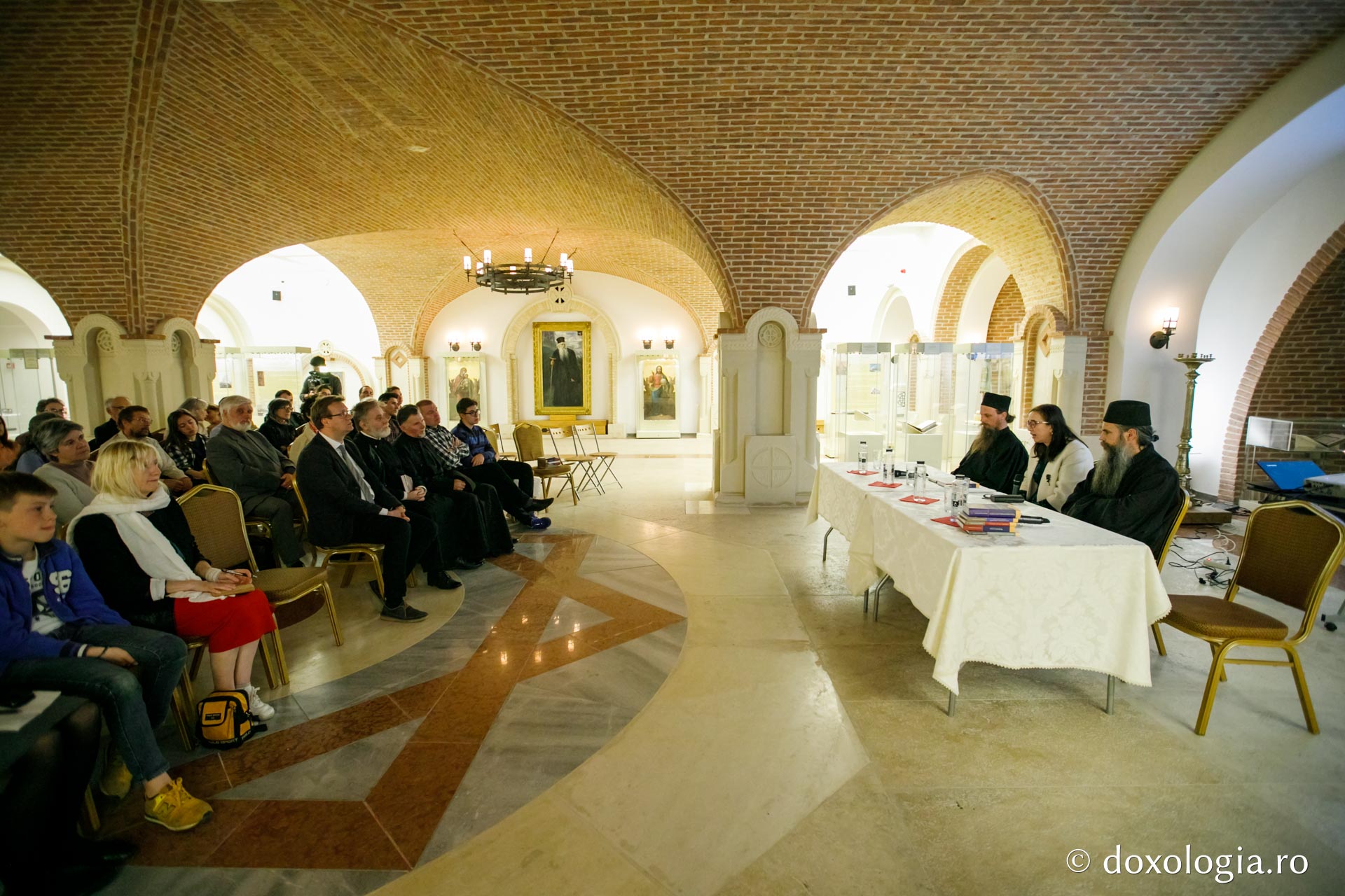 Editura Doxologia a lansat cartea părintelui Placide Deseille - „Din Răsărit în Apus – Ortodoxie și Catolicism”