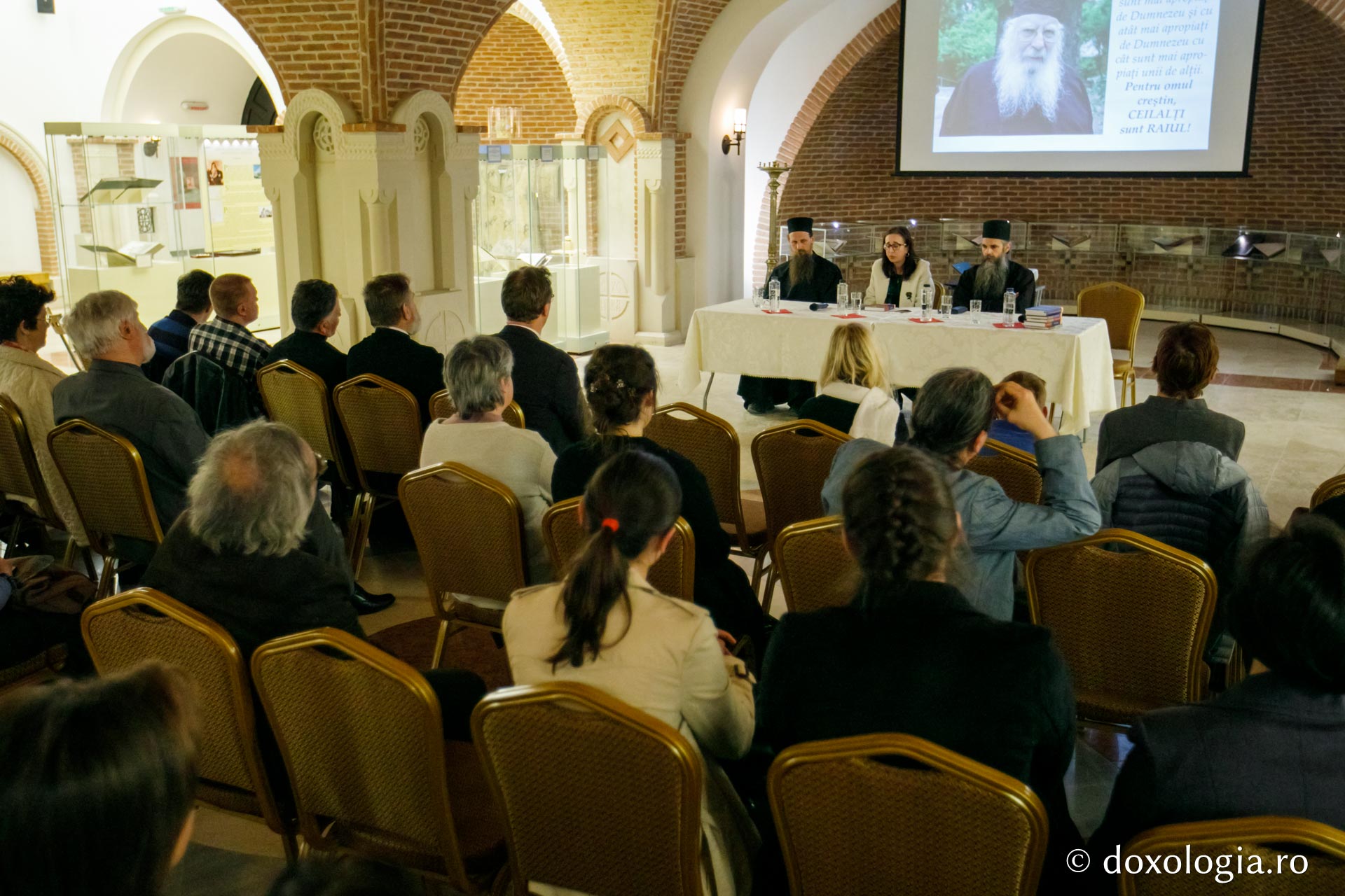 Editura Doxologia a lansat cartea părintelui Placide Deseille - „Din Răsărit în Apus – Ortodoxie și Catolicism”