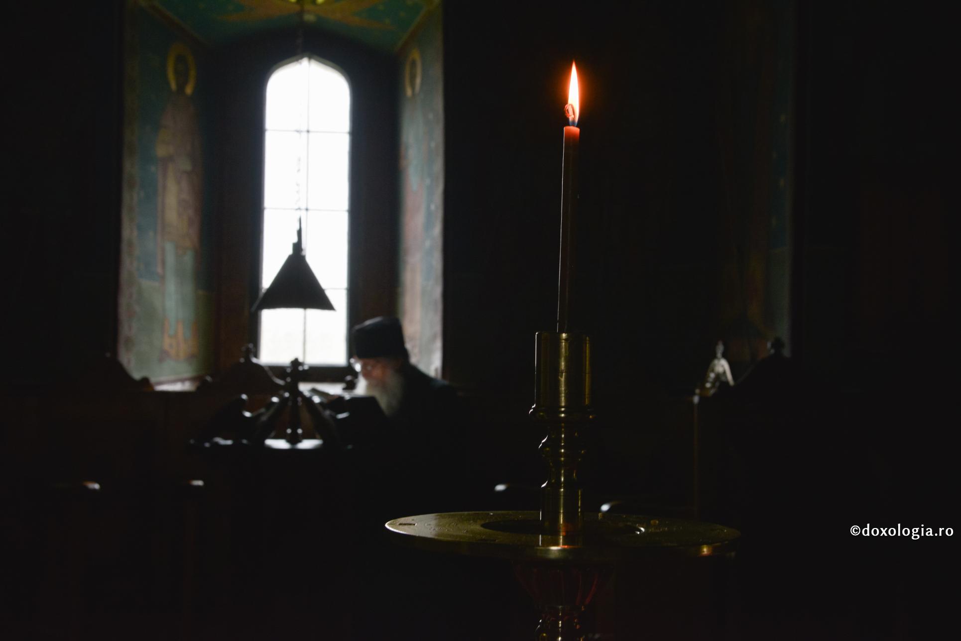 Grija de legătura noastră cu Dumnezeu începe cu grija pentru starea sufletului nostru / Foto: Oana Nechifor lumânare aprinsă în sfeșnic