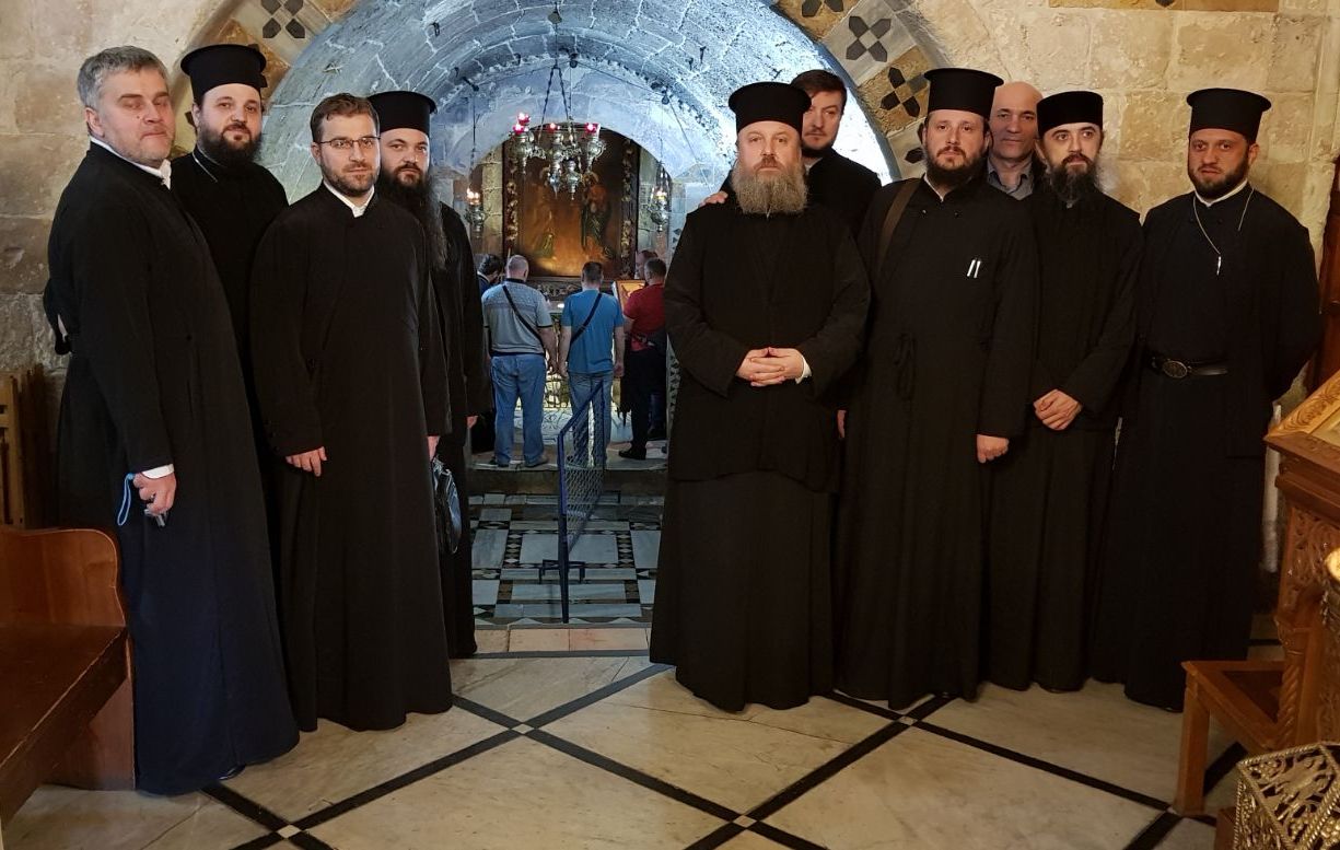 Delegaţia Patriarhiei care va aduce Lumina Sfântă în România a ajuns la Ierusalim