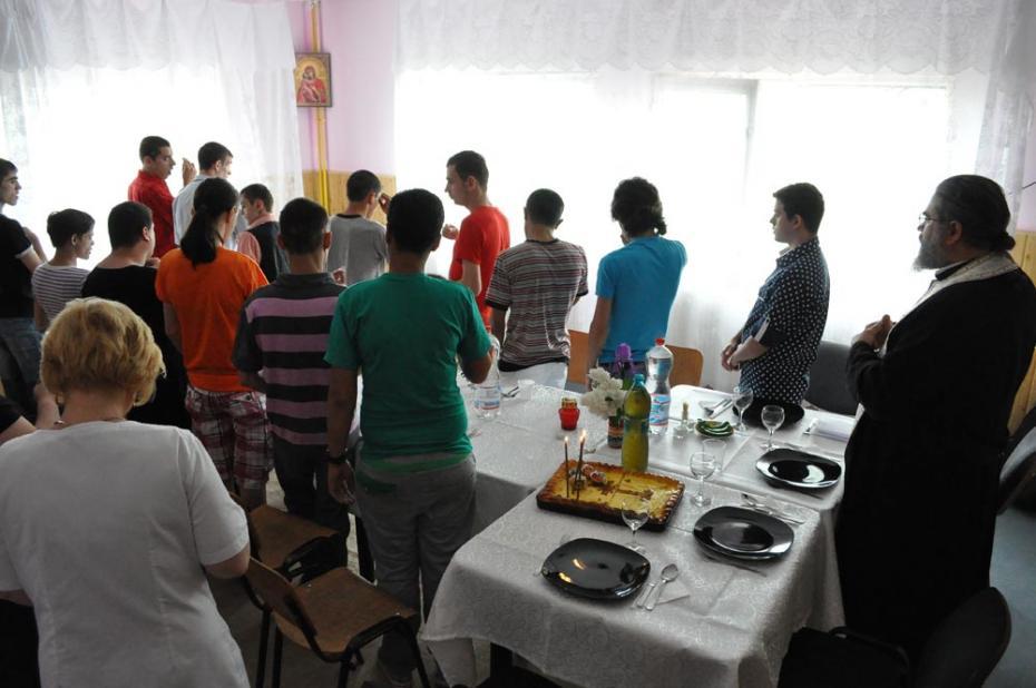 Agapă în prima zi de Paşti la Centrul „Gulliver“ din Iaşi