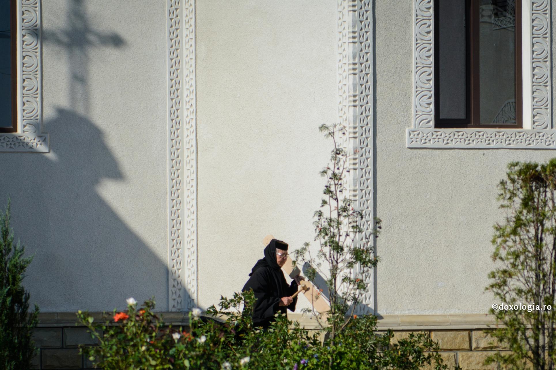 maică bătând toaca mică