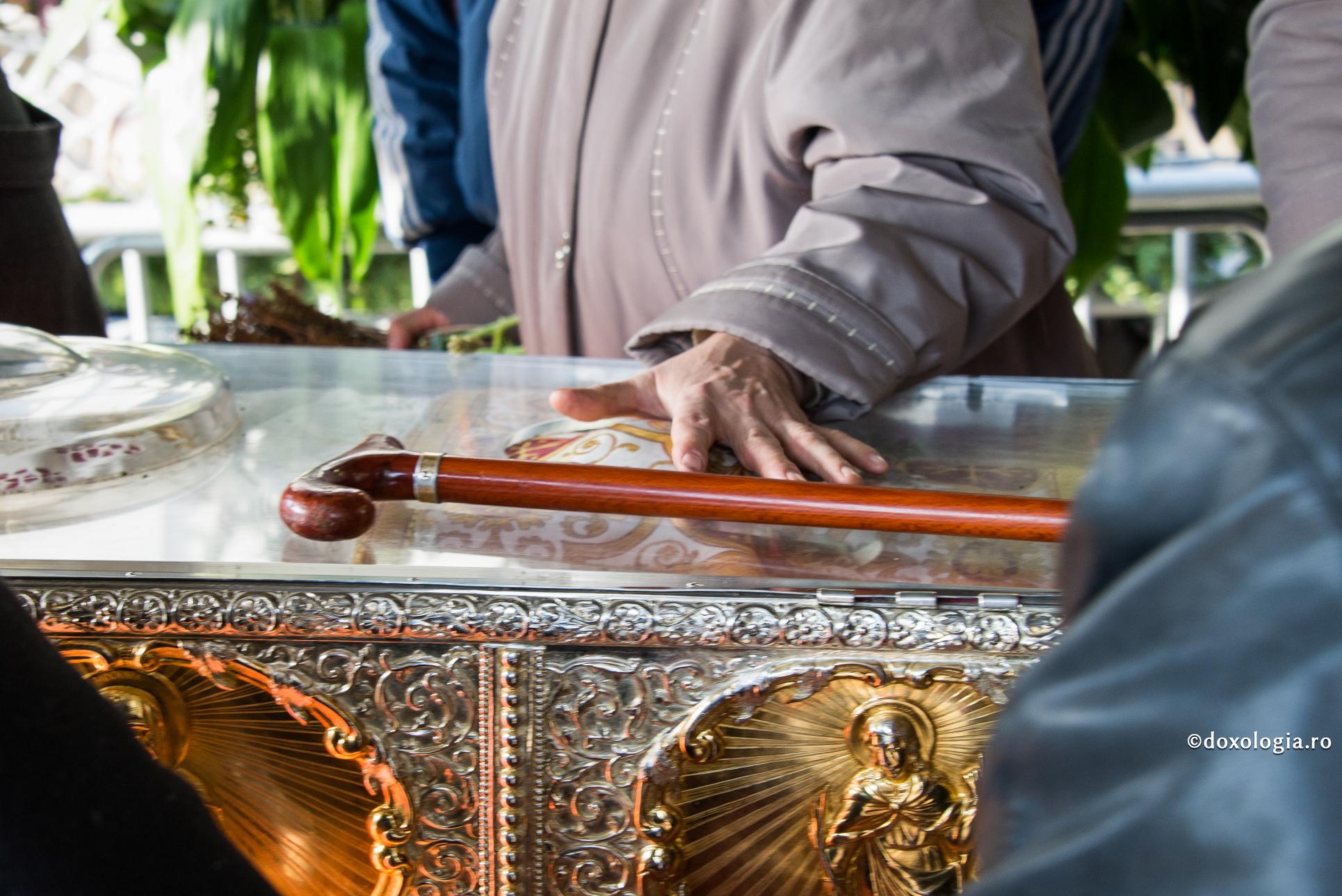 închinare la racla Sfintei Cuvioase Parascheva