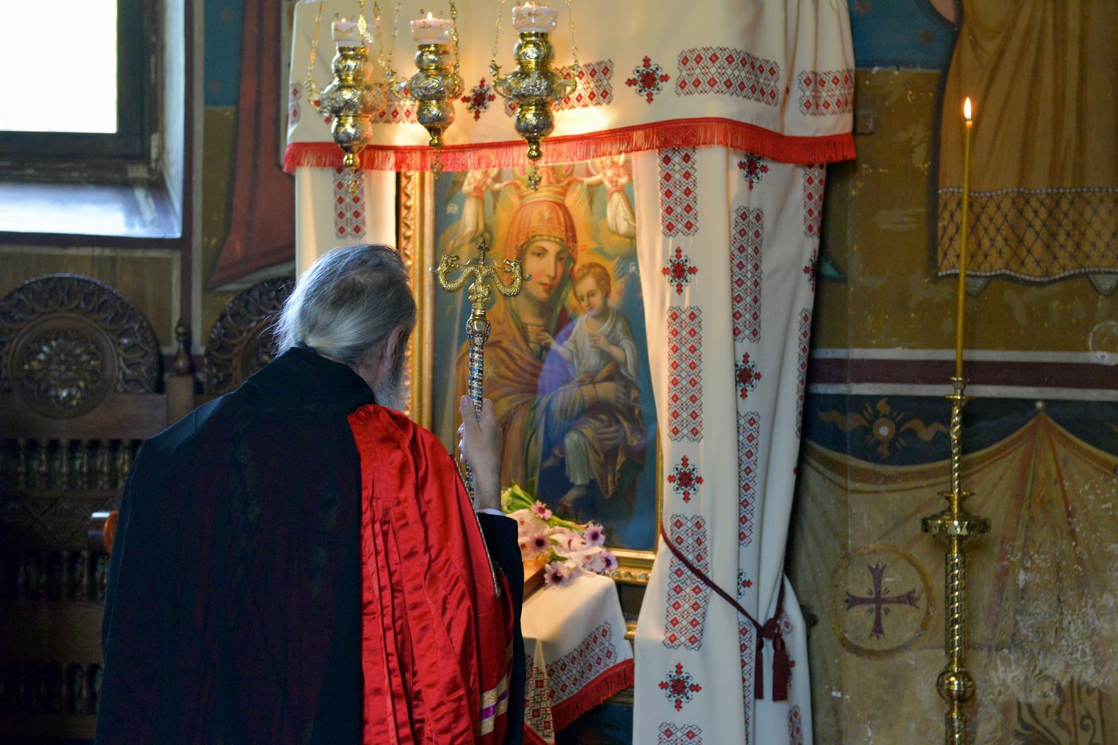 foto: Flavius Popa IPS Mitropolit Teofan: „Mântuitorul s-a arătat femeilor mironosițe pentru prima dată, răsplătindu-le devotamentul lor, credința și curajul”