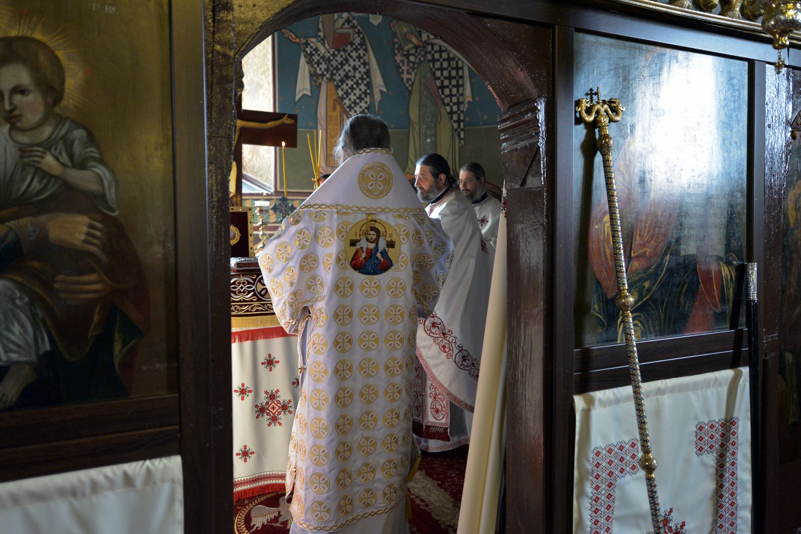 foto: Flavius Popa IPS Mitropolit Teofan: „Mântuitorul s-a arătat femeilor mironosițe pentru prima dată, răsplătindu-le devotamentul lor, credința și curajul”