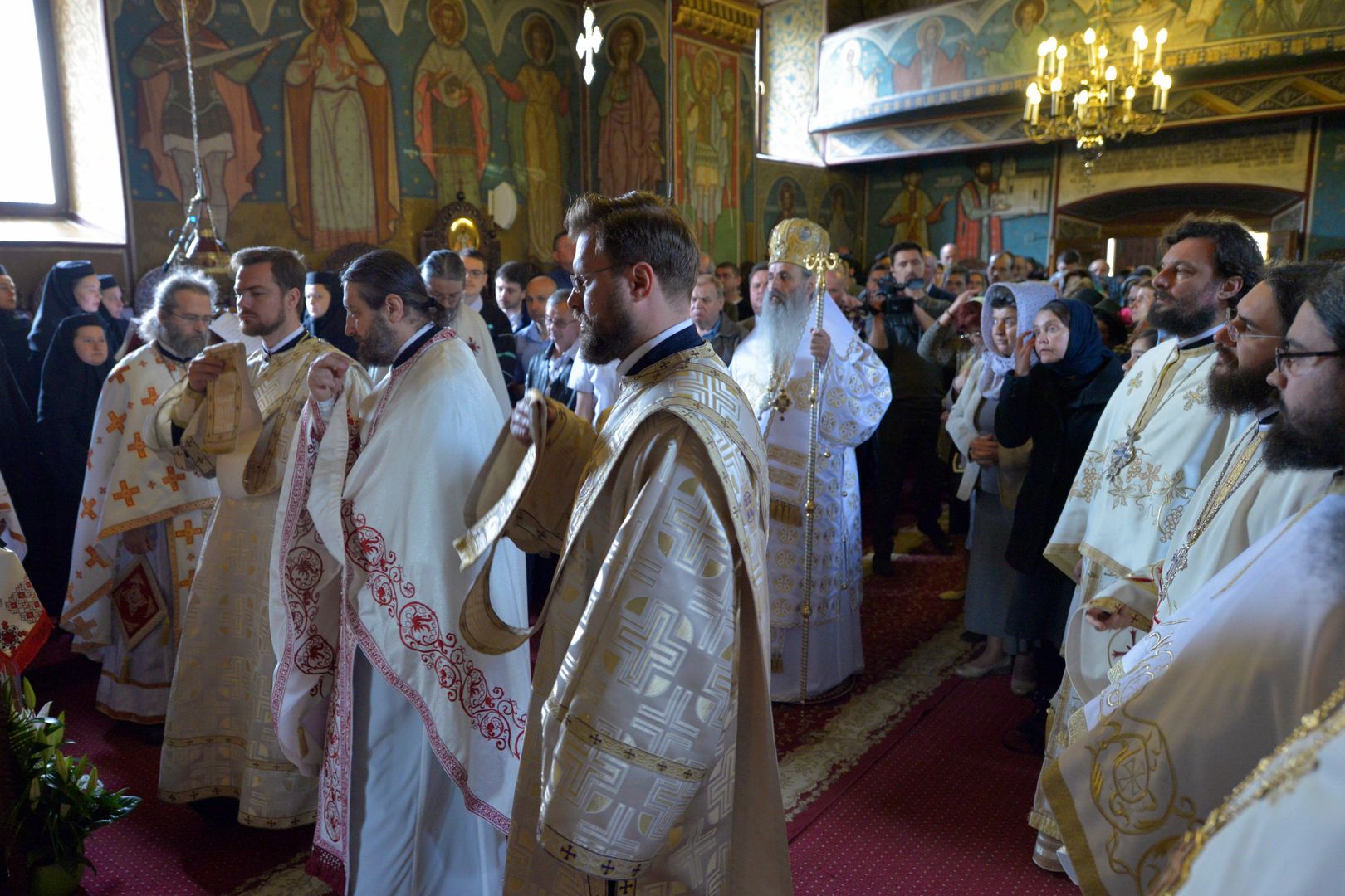 foto: Flavius Popa IPS Mitropolit Teofan: „Mântuitorul s-a arătat femeilor mironosițe pentru prima dată, răsplătindu-le devotamentul lor, credința și curajul”
