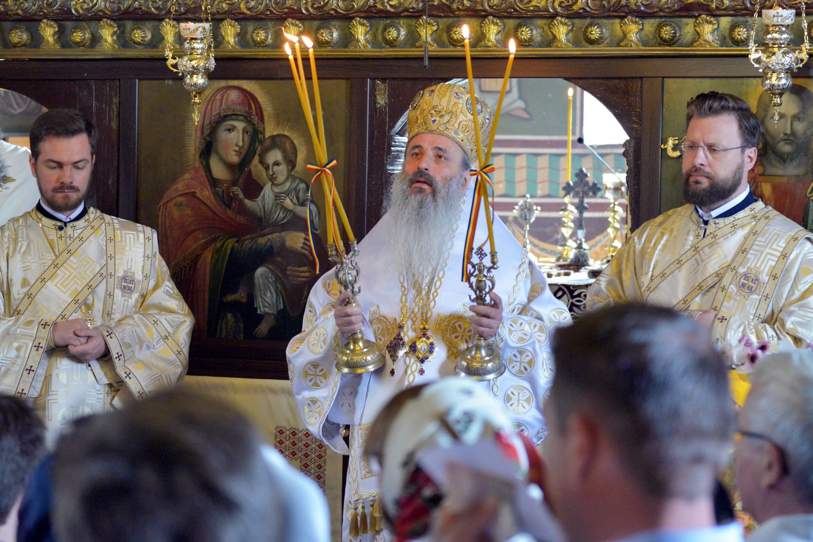 foto: Flavius Popa IPS Mitropolit Teofan: „Mântuitorul s-a arătat femeilor mironosițe pentru prima dată, răsplătindu-le devotamentul lor, credința și curajul”