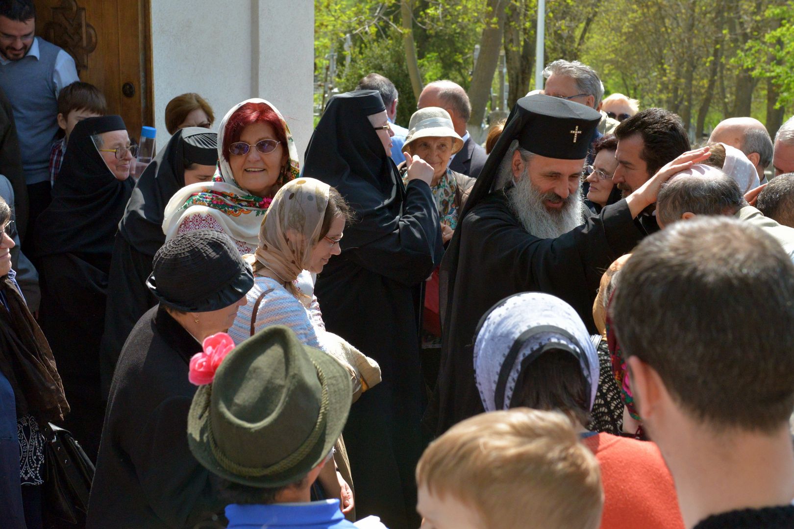 foto: Flavius Popa IPS Mitropolit Teofan: „Mântuitorul s-a arătat femeilor mironosițe pentru prima dată, răsplătindu-le devotamentul lor, credința și curajul”