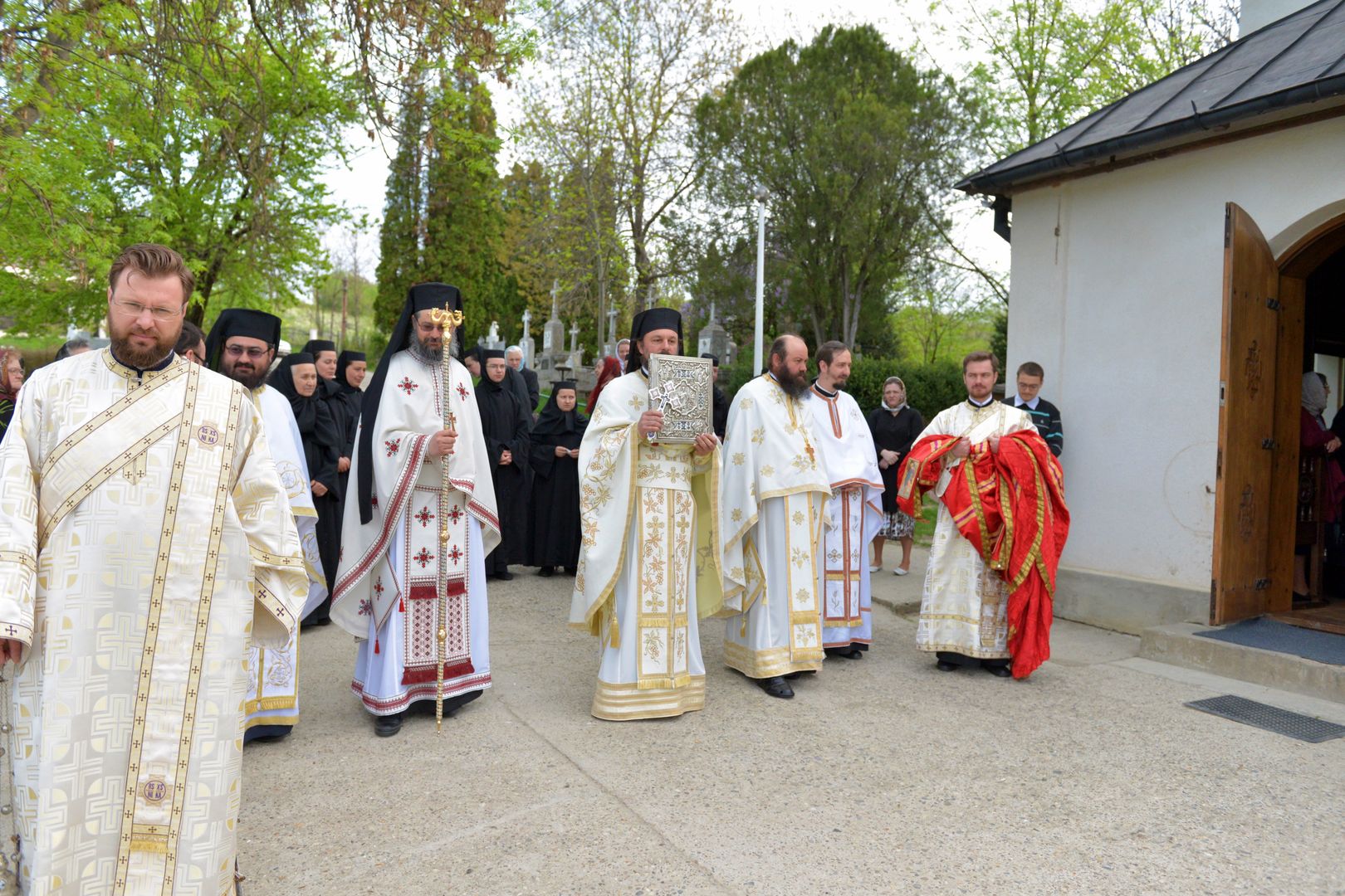 foto: Flavius Popa IPS Mitropolit Teofan: „Mântuitorul s-a arătat femeilor mironosițe pentru prima dată, răsplătindu-le devotamentul lor, credința și curajul”