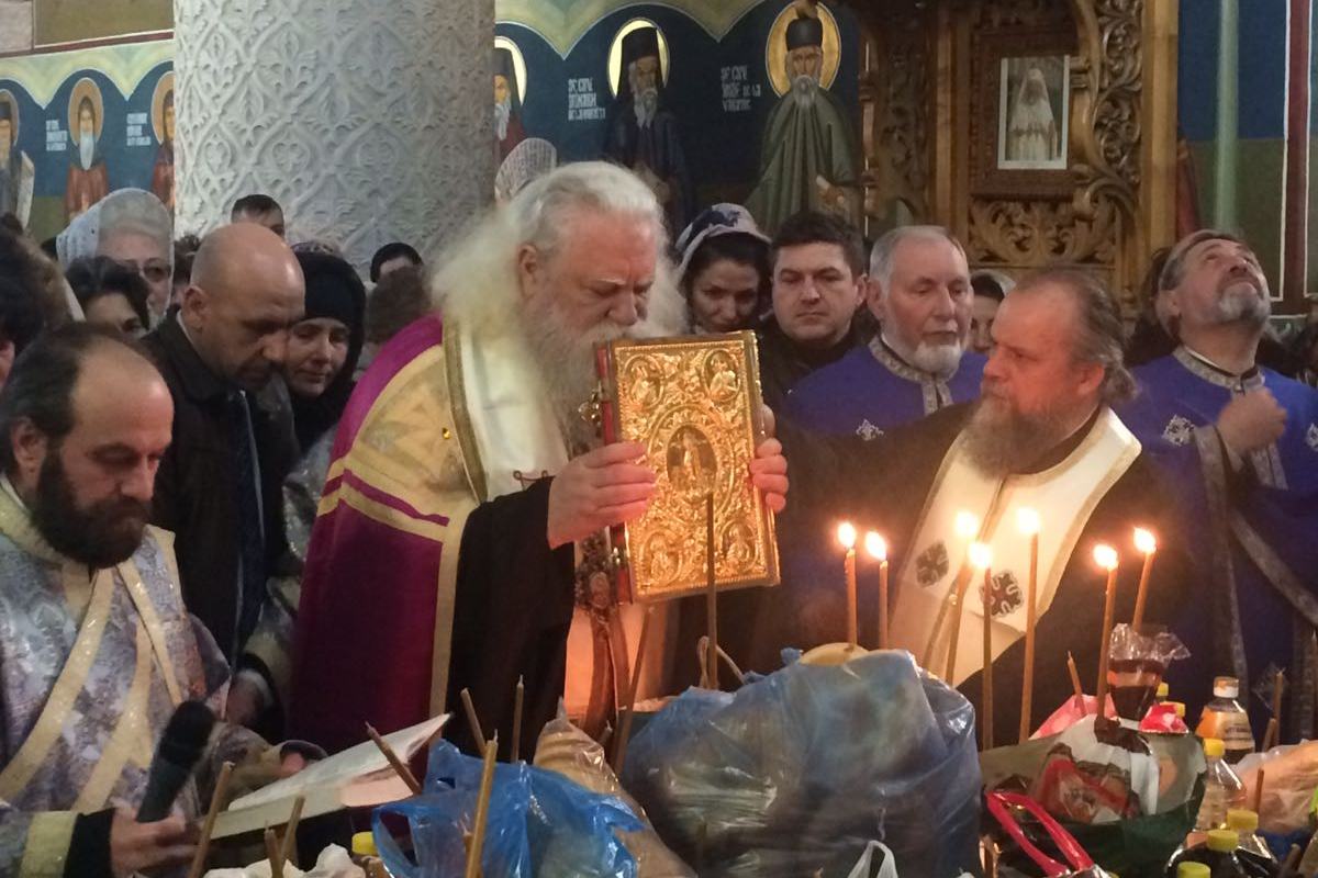 Mulţime de pelerini la Taina Sfântului Maslu oficiată la Mănăstirea Hadâmbu