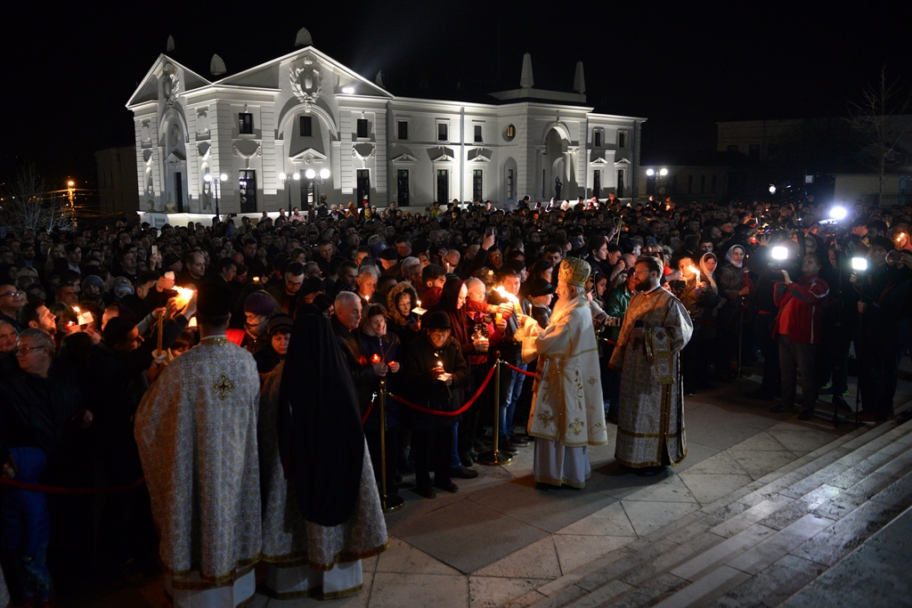 foto: Adrian Sarbu Slujba Sfintelor Paști la Catedrala Mitropolitană – „Hristos a înviat și S-a făcut început al învierii noastre”