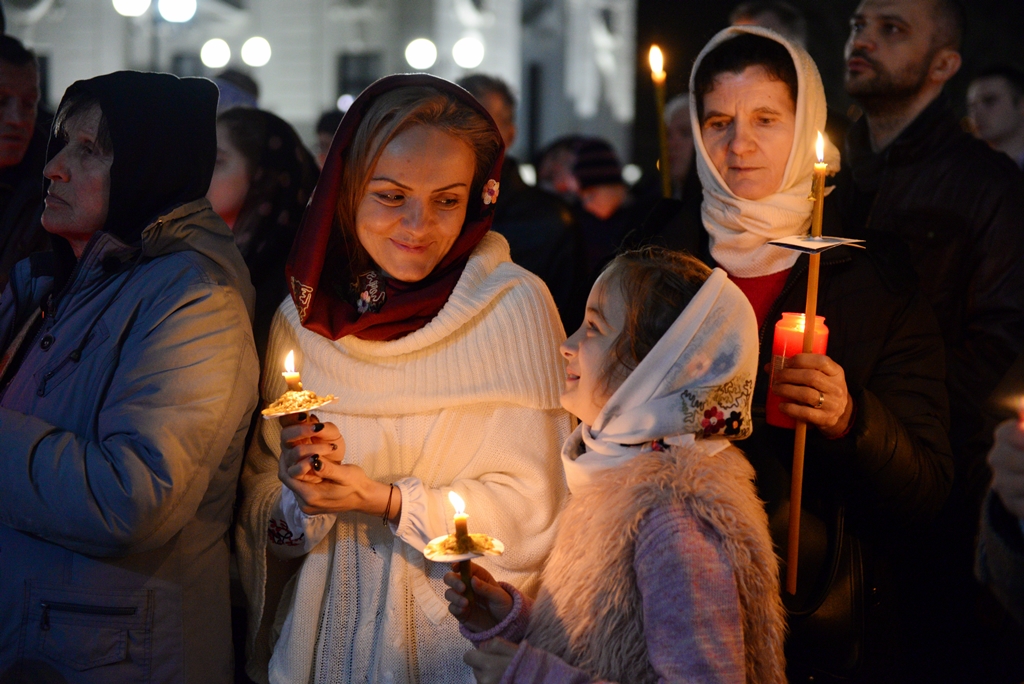 foto: Adrian Sarbu Slujba Sfintelor Paști la Catedrala Mitropolitană – „Hristos a înviat și S-a făcut început al învierii noastre”