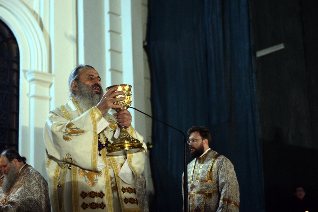foto: Adrian Sarbu Slujba Sfintelor Paști la Catedrala Mitropolitană – „Hristos a înviat și S-a făcut început al învierii noastre”