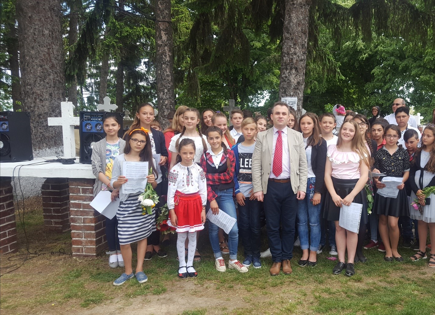 Ziua Eroilor, celebrată de elevii şi profesorii din Muncelu de Sus