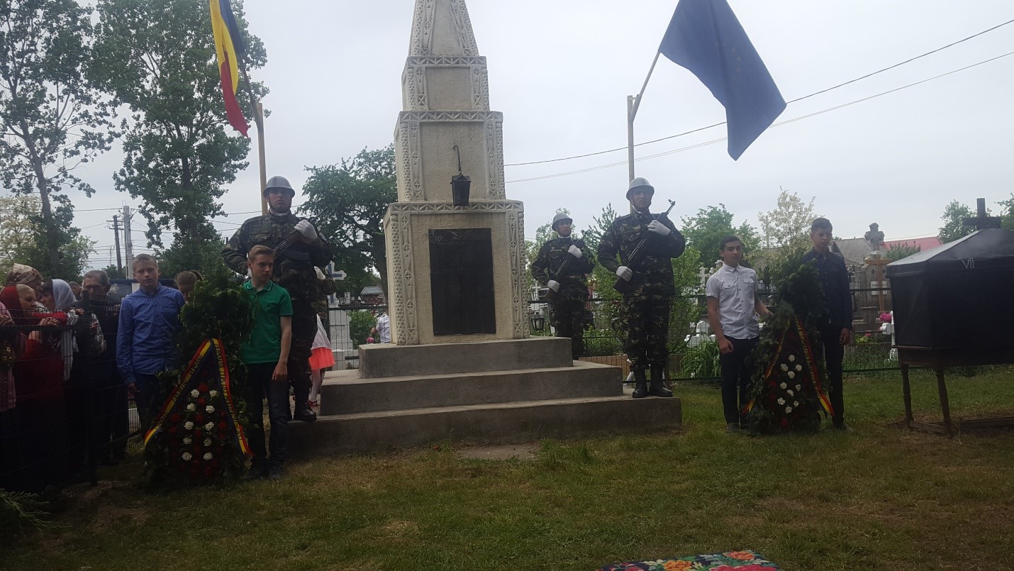 Ziua Eroilor, celebrată de elevii şi profesorii din Muncelu de Sus