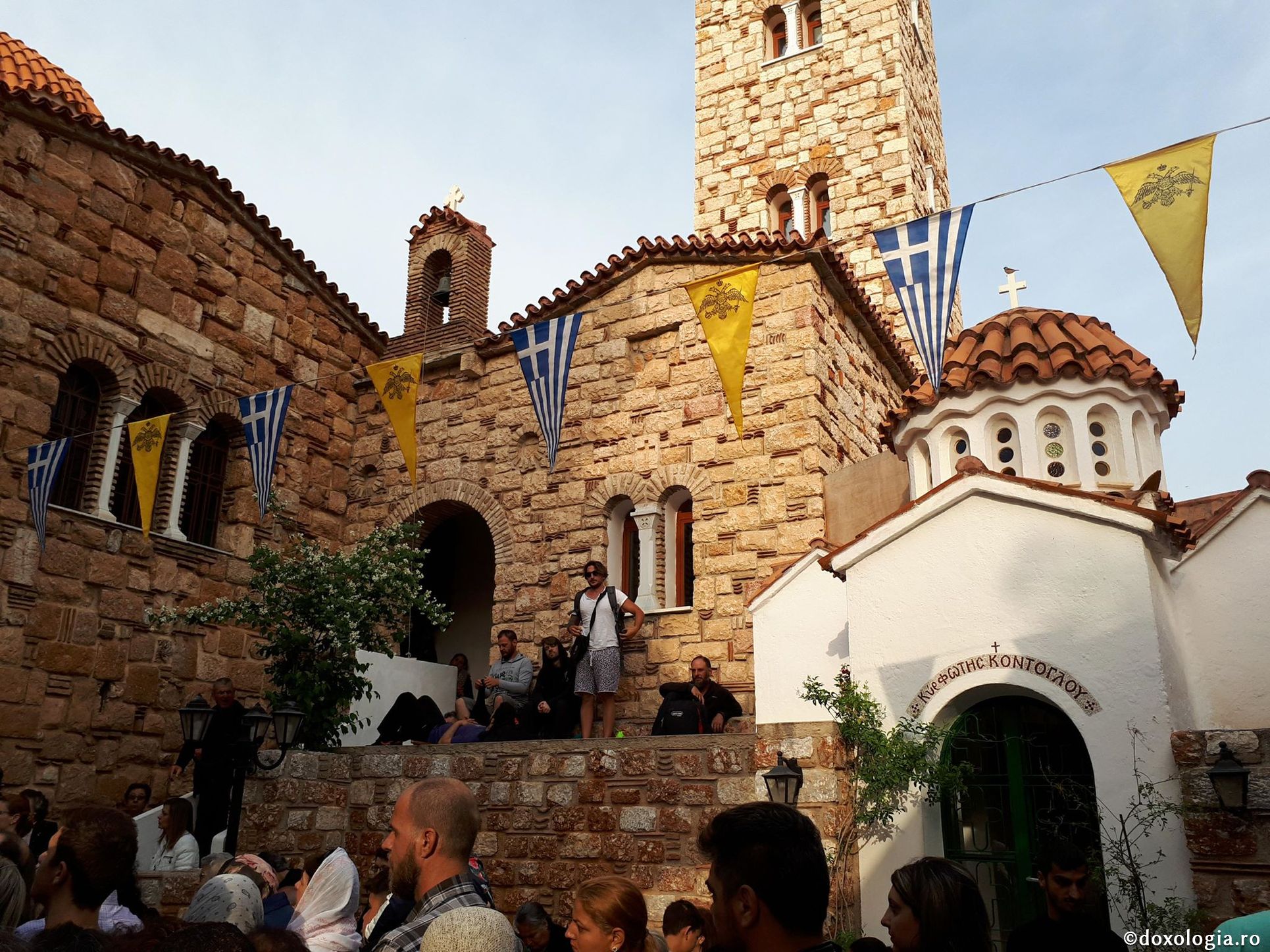 Pelerini din toată lumea s-au închinat la moaștele Sfântului Efrem cel Nou