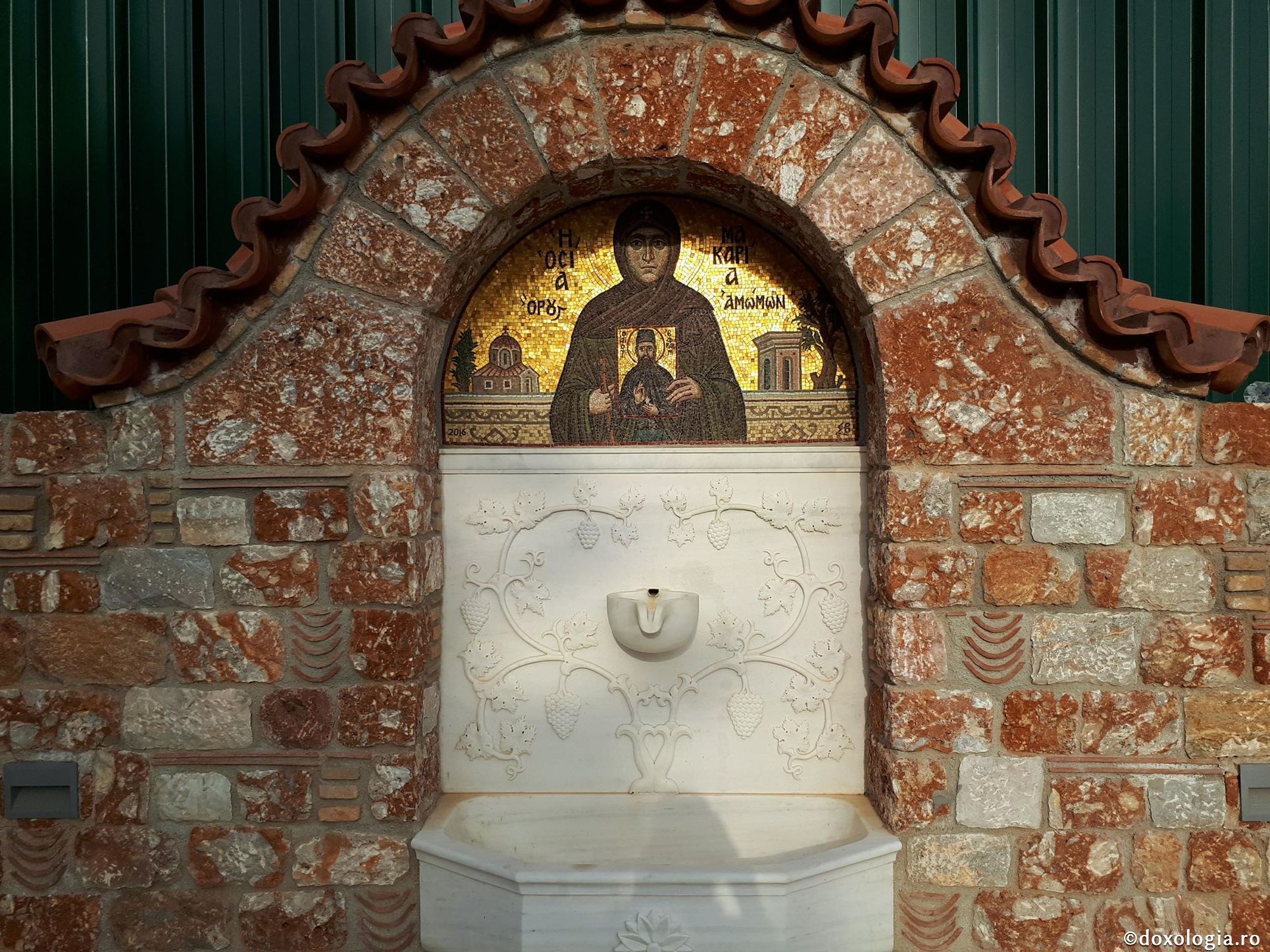 Pelerini din toată lumea s-au închinat la moaștele Sfântului Efrem cel Nou