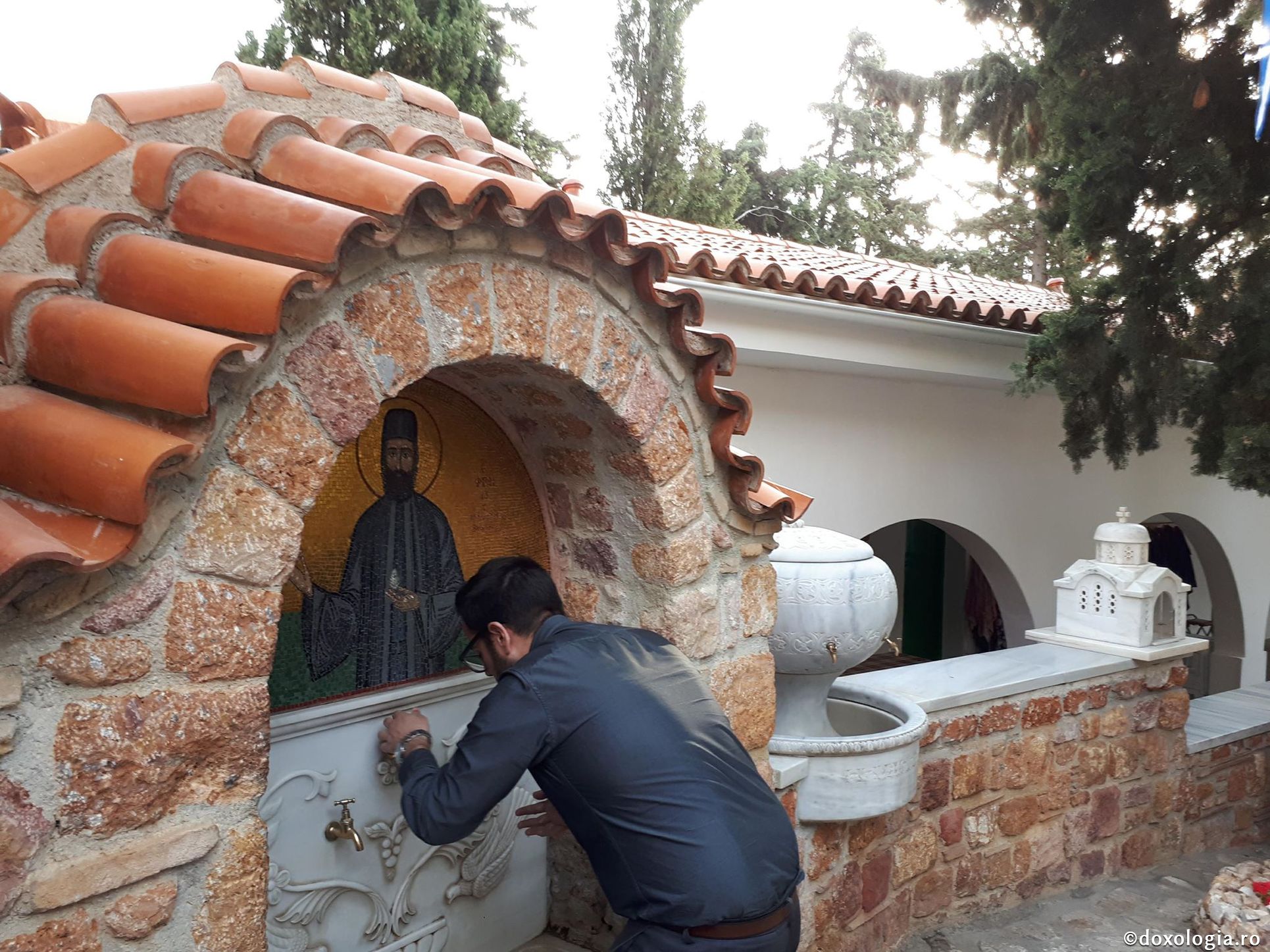 Pelerini din toată lumea s-au închinat la moaștele Sfântului Efrem cel Nou