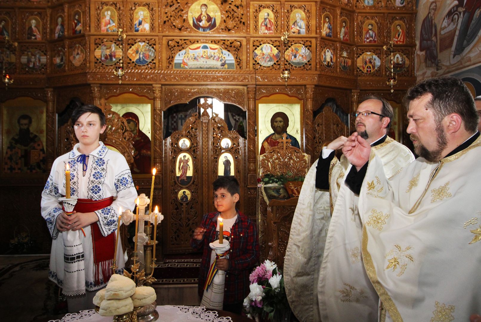 Hram la Parohia „Sfinții Împărați Constantin și Elena” Bogonos Hram la Parohia „Sfinții Împărați Constantin și Elena” Bogonos