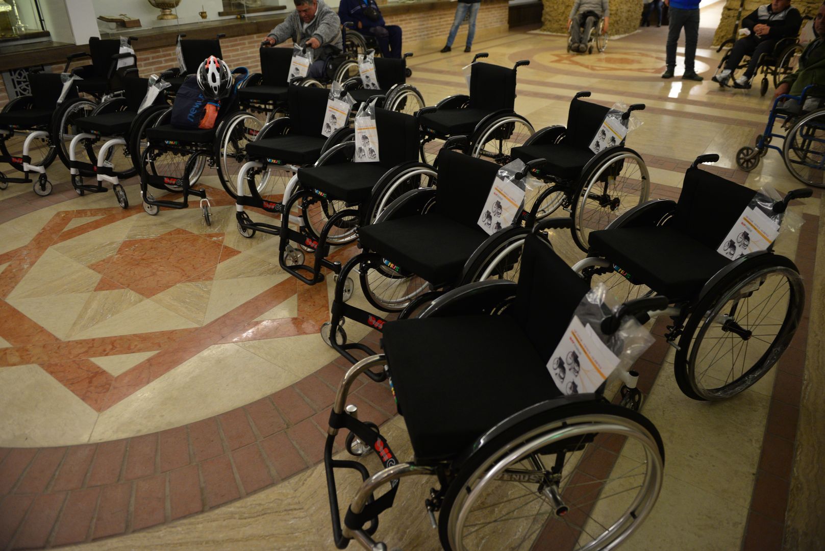 Episcopia Ortodoxă Română a Italiei a donat la Iaşi cărucioare persoanelor cu dizabilităţia