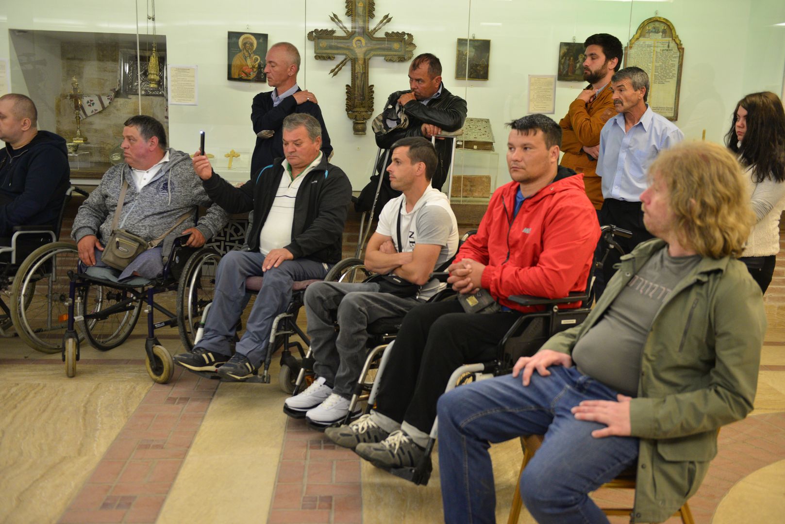 Episcopia Ortodoxă Română a Italiei a donat la Iaşi cărucioare persoanelor cu dizabilităţia