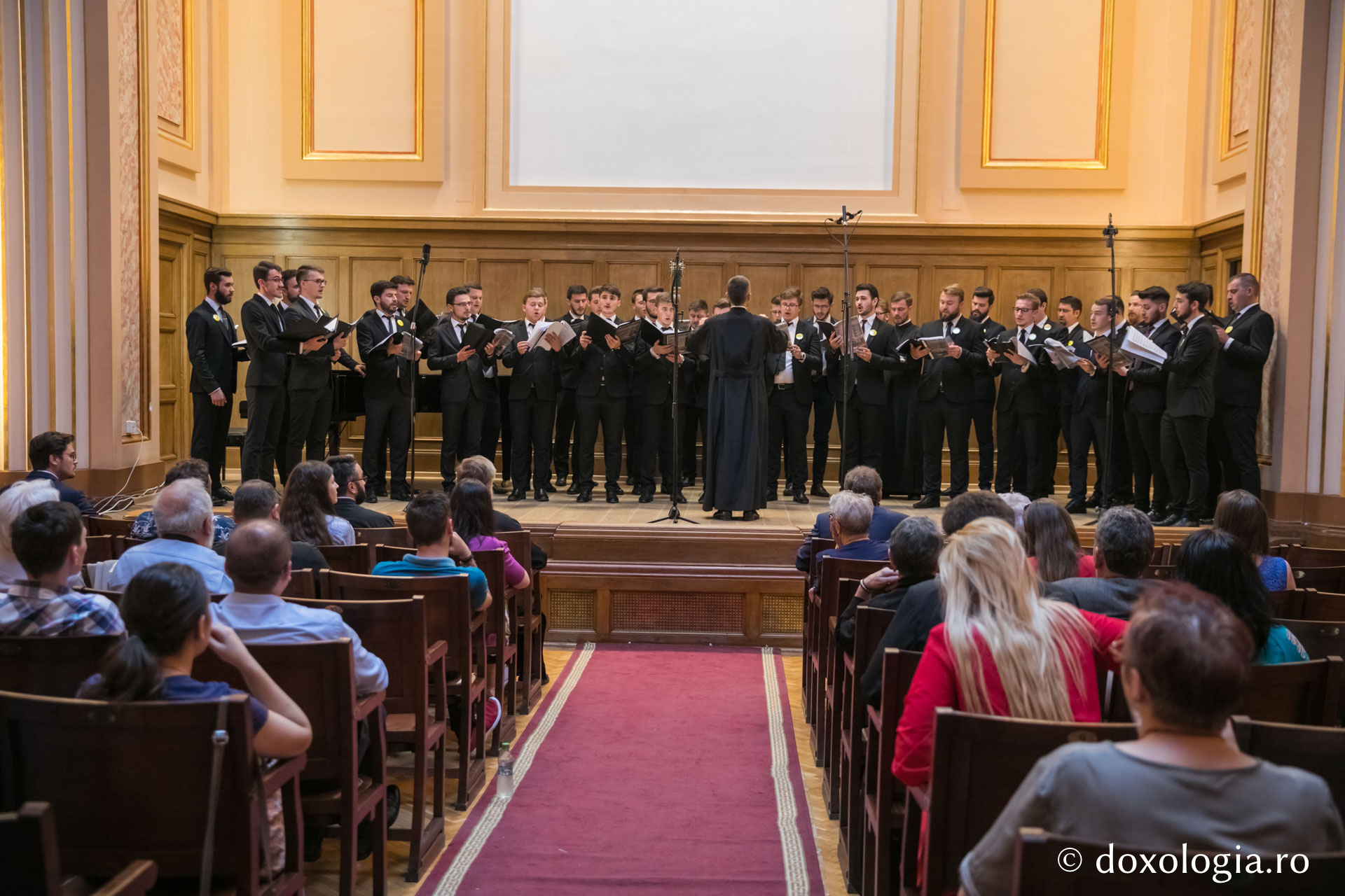 Corul bărbătesc „Sfântul Ierarh Iosif Naniescu” a împlinit 10 ani de activitate