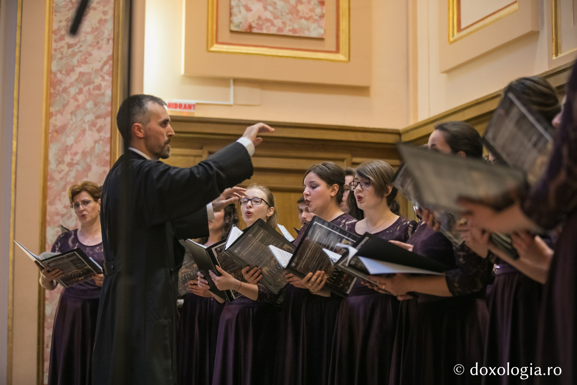Corul bărbătesc „Sfântul Ierarh Iosif Naniescu” a împlinit 10 ani de activitate